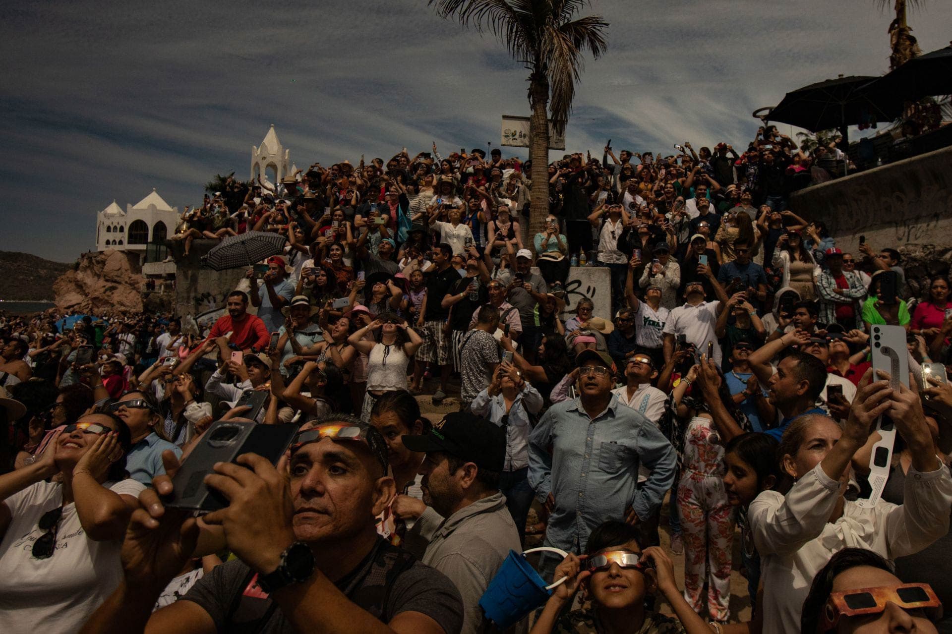 Personas observan el eclipse total del Sol en Mazatlán, Sinaloa