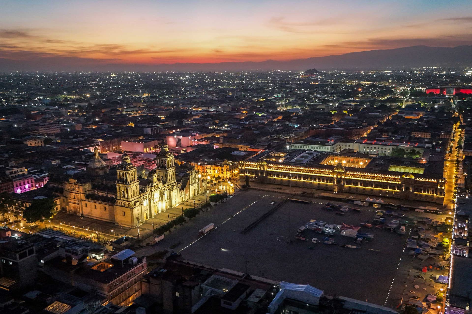 Imagen aérea de la Catedral en el centro histórico de la Ciudad de México durante el día de las elecciones federales del 2 de junio