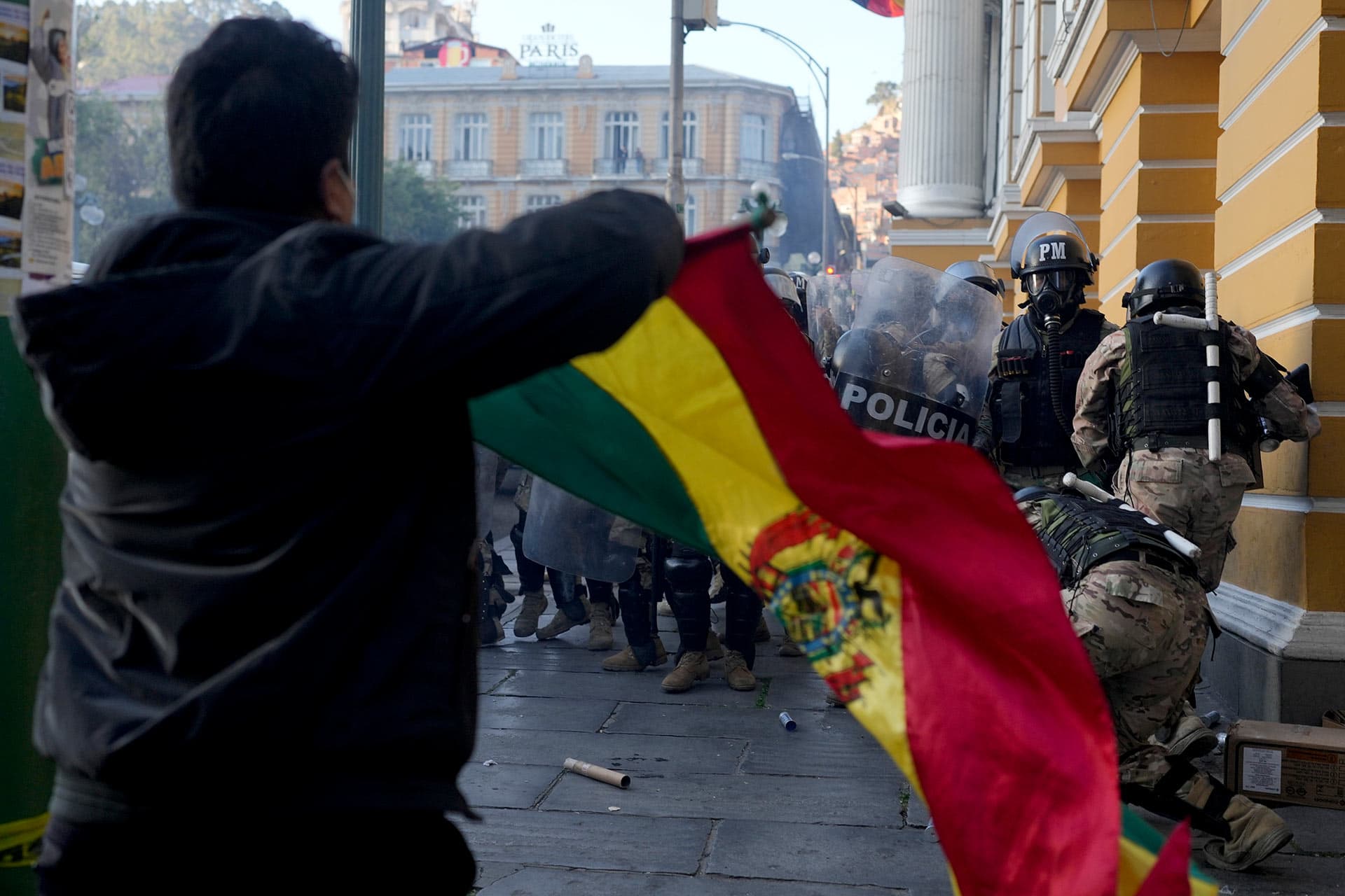 Un partidario del presidente Luis Arce ondea una bandera boliviana en la Plaza Murillo, en La Paz, Bolivia