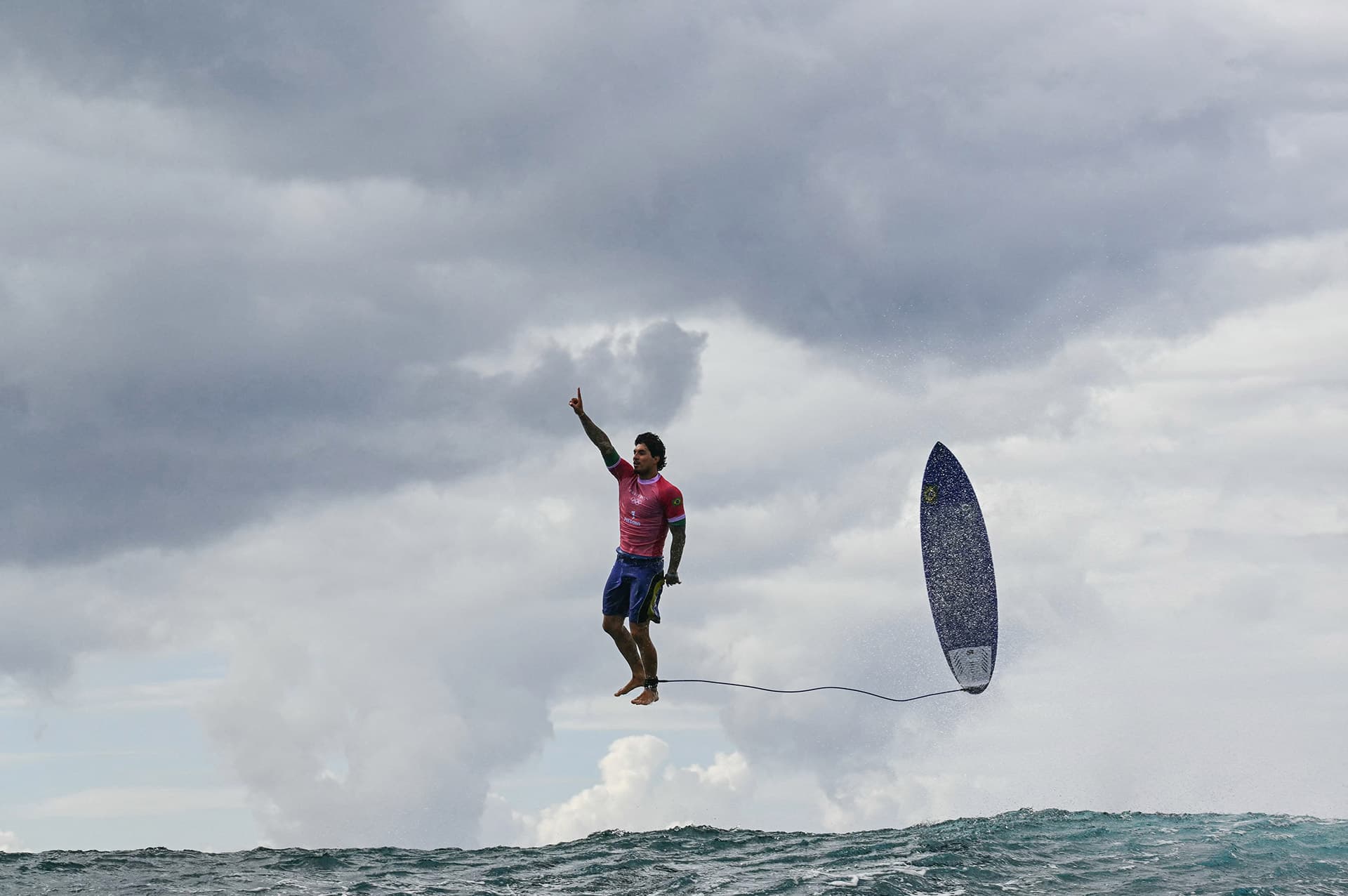 El surfista brasileño Gabriel Medina celebra durante los Juegos Olímpicos de París 2024