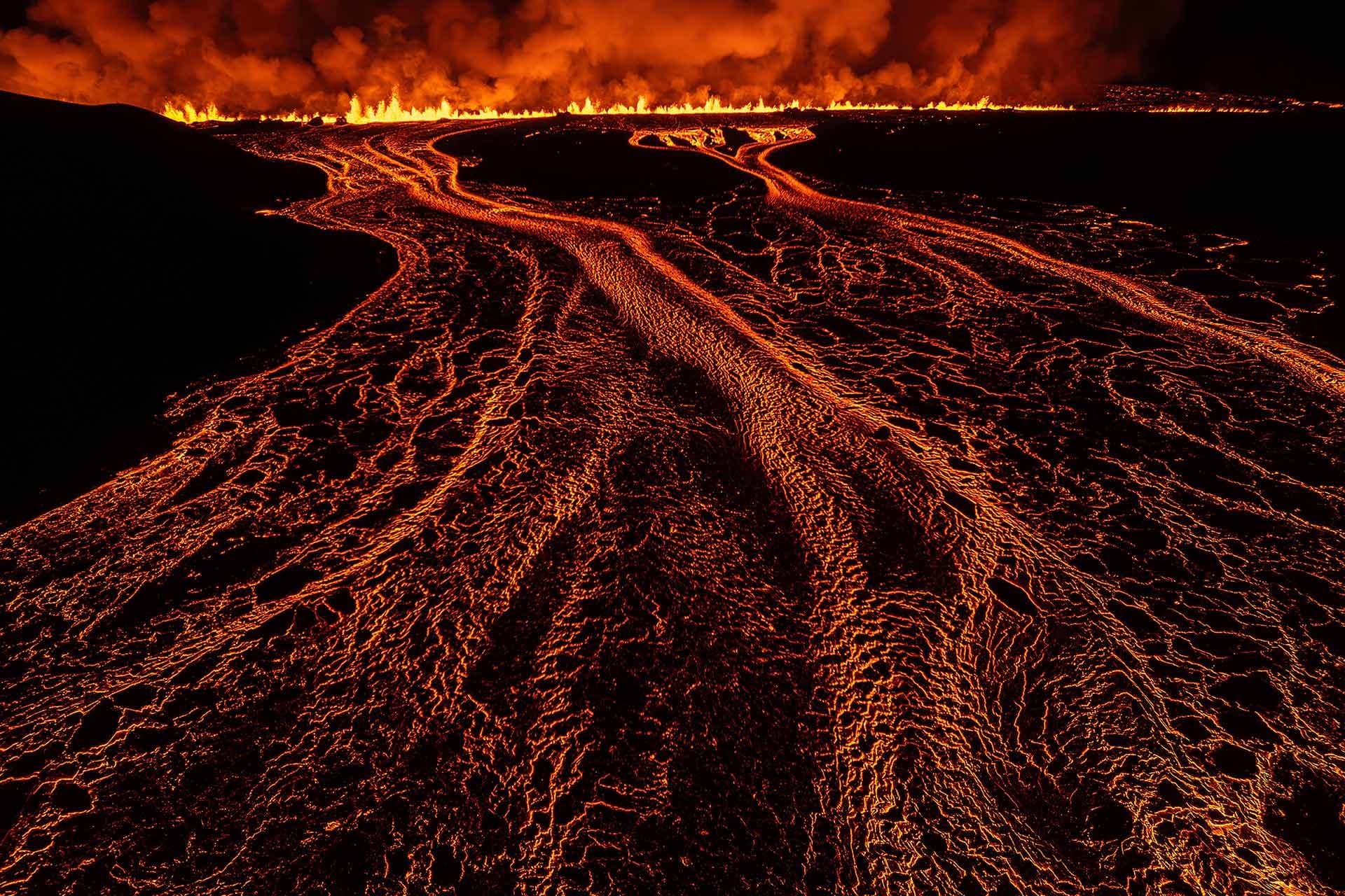 Ríos de lava fluyen durante una erupción volcánica en Reykjanes, Islandia