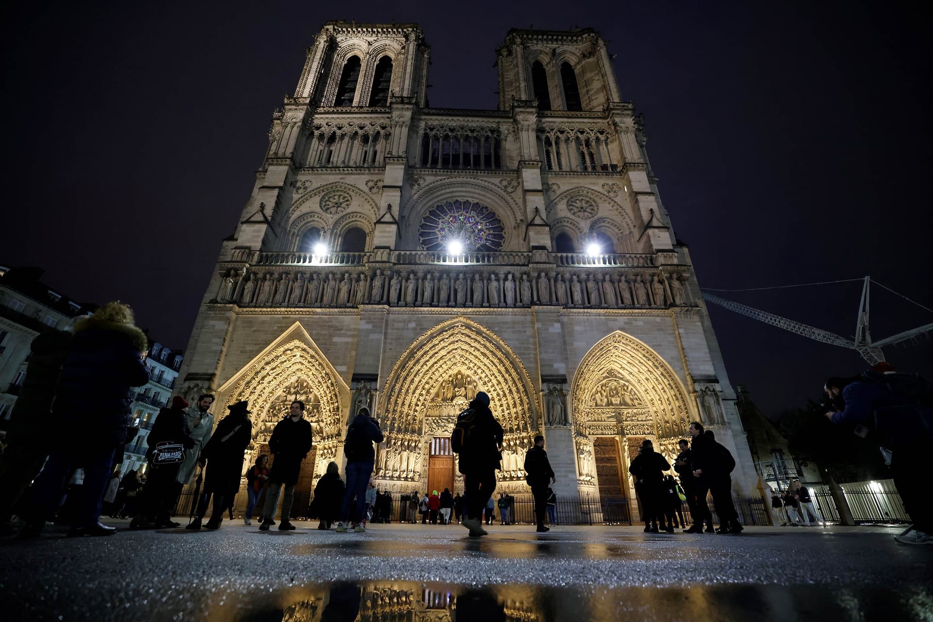 Personas llegan a misa en la restaurada catedral de Notre-Dame el día de su reapertura