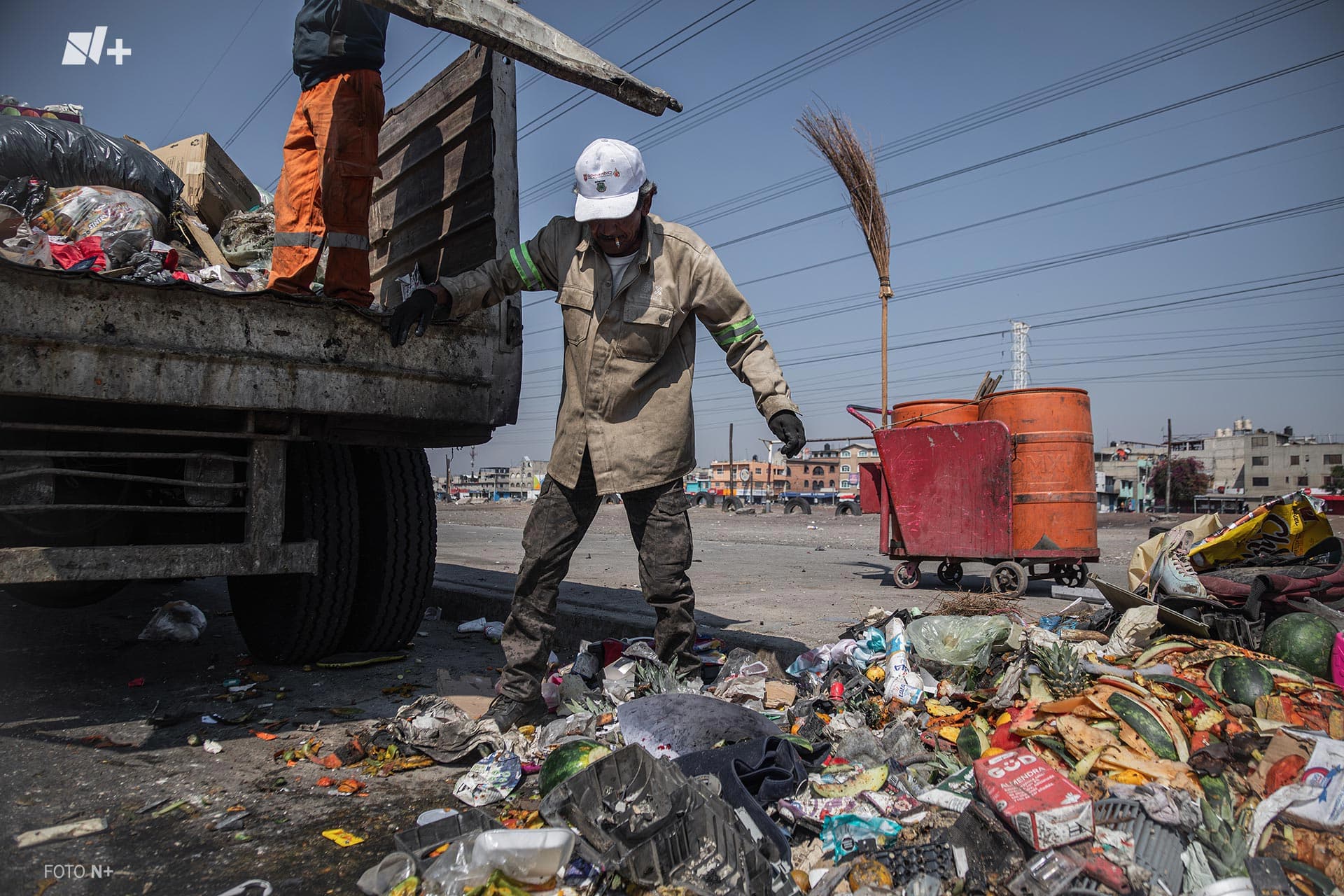 Personas de limpieza levantan el basurero clandestino sobre Eje 6 en la alcaldía Iztapalapa. Los trabajadores comentan que todos los días tienen que ir a ese punto porque los vecinos no dejan de tirar desechos.