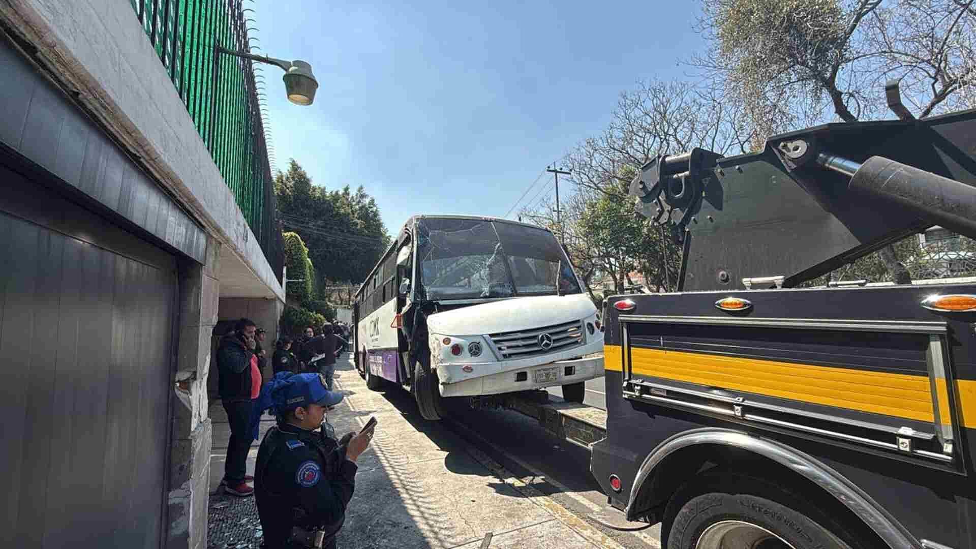 Camión de Pasajeros se Estrella Contra una Barda en la Álvaro Obregón; Hay 15 Lesionados