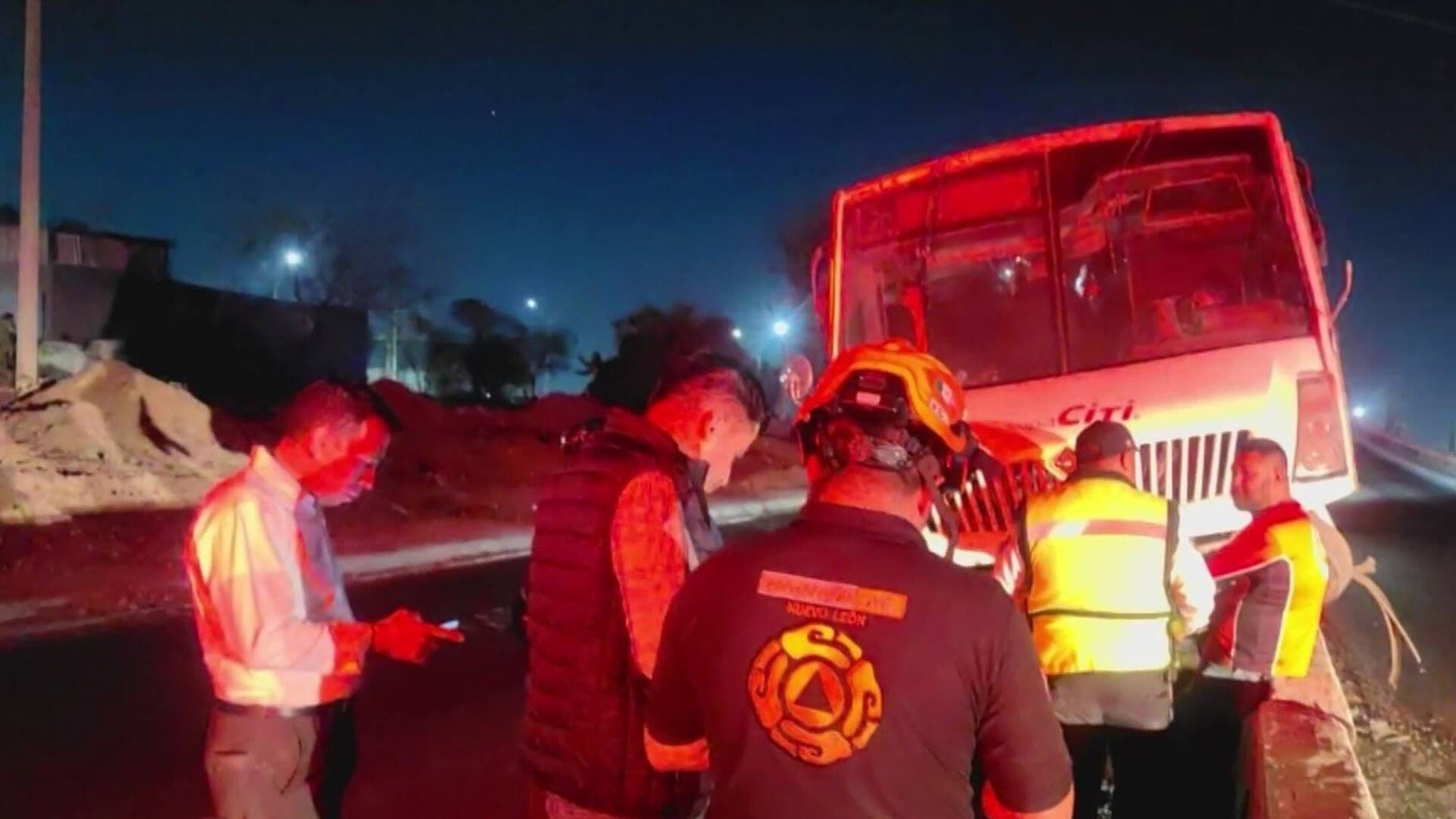 Estrella Camión de Personal contra Camellón en Carretera Apodaca, Juárez