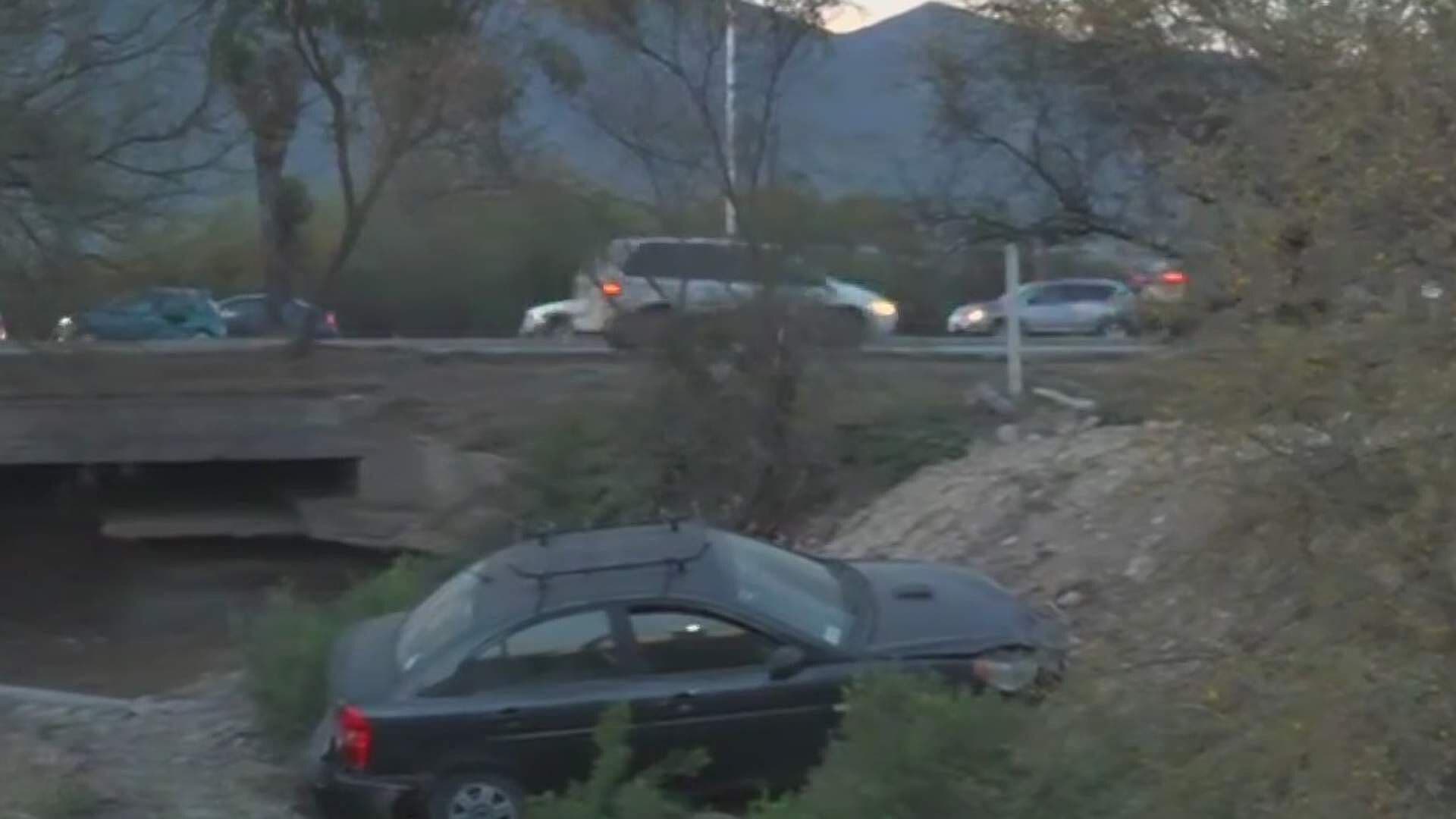 Se Distrae Conductor y Cae con Vehículo a Canal de Agua en Av. Lincoln en García