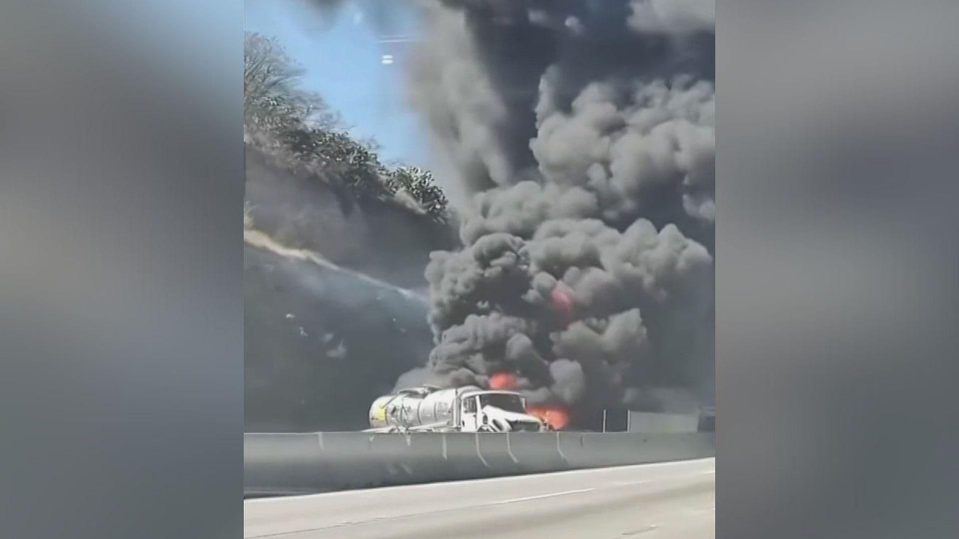 Pipa se Incendia tras Fuerte Choque en la Autopista México-Querétaro en Tepeji del Río