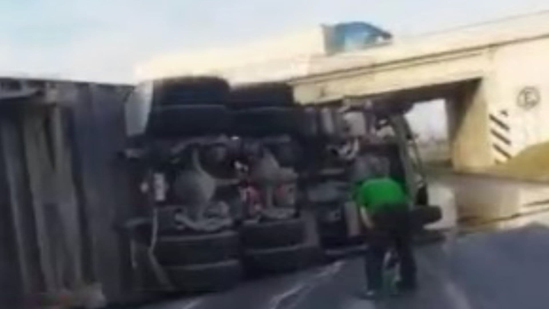 Vuelca Tráiler en Autopista Monterrey-Laredo en Ciénega de Flores, Nuevo León