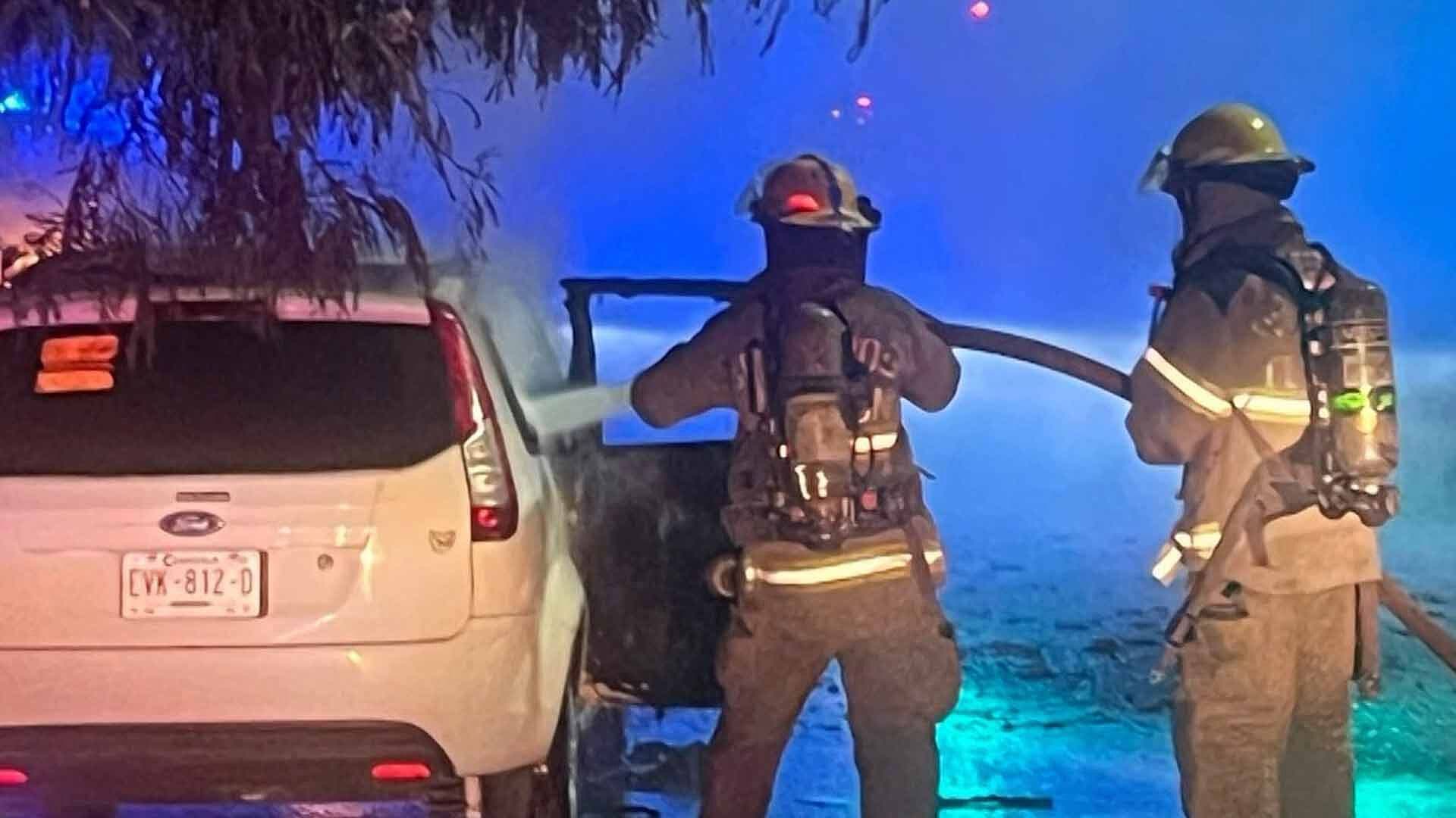 Bomberos Controlan Incendio de Vehículo en Centro de Torreón