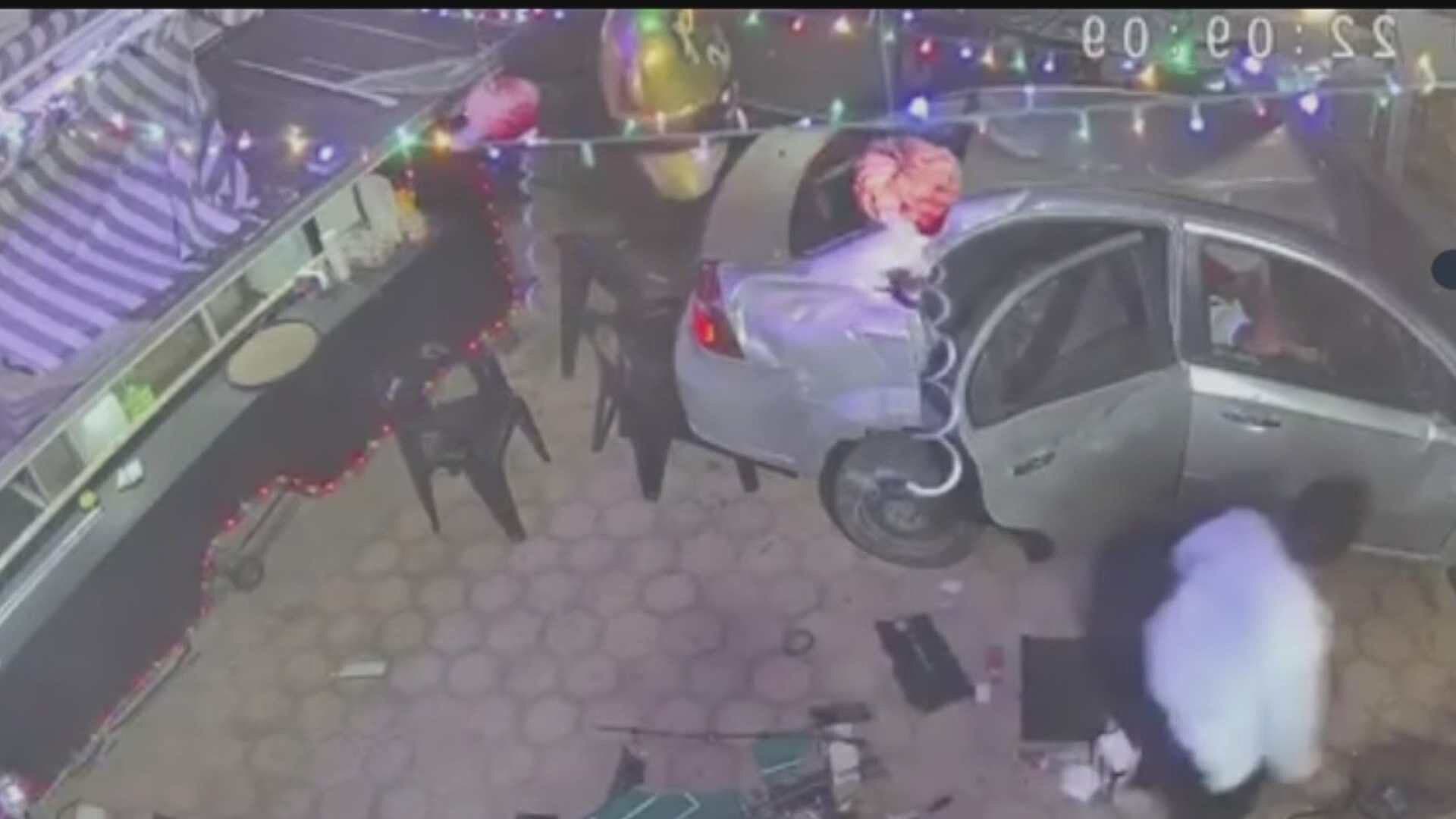 VIDEO: Conductor Ebrio Choca y Termina Dentro de un Restaurante en Acapulco, Guerrero