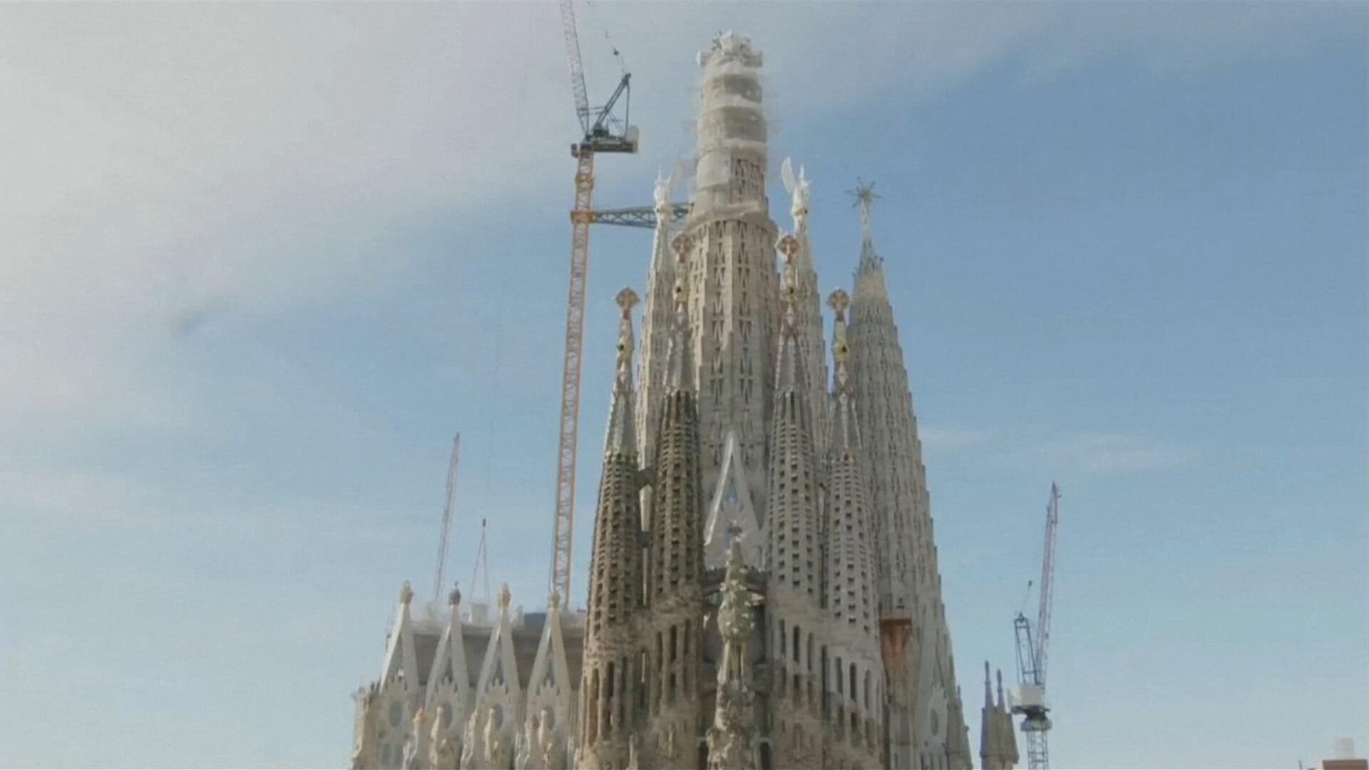 Colocan Última Pieza de la Cruz Blanca de la Torre de Jesucristo de la Iglesia de la Sagrada Familia, en Barcelona
