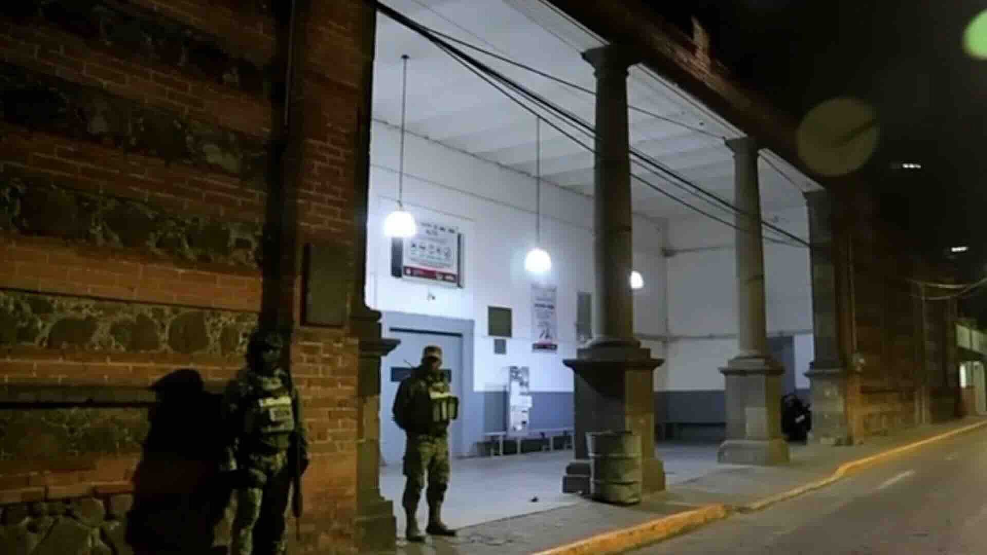 Trasladan a 30 Reos de San Pedro Cholula a Tepexi con Vigilancia Aérea en Puebla