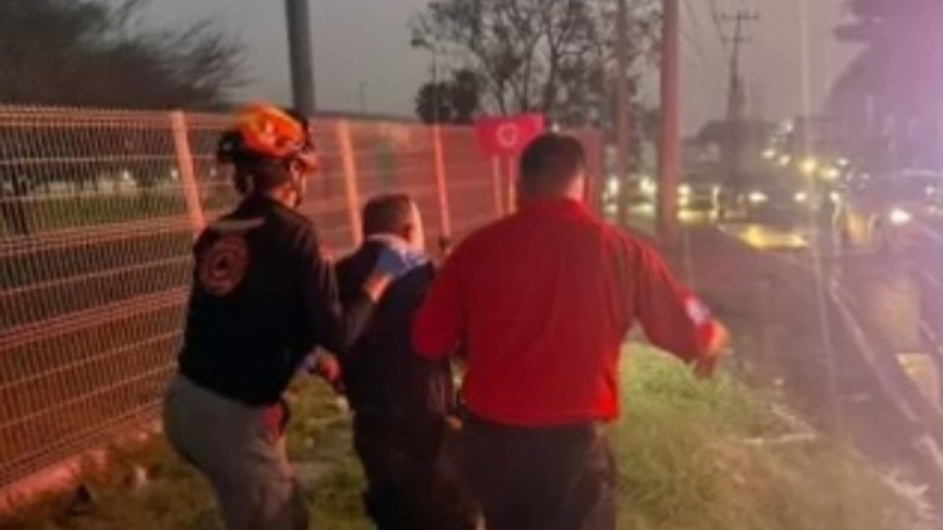 Cae Hombre en Alcantarilla en Avenida Miguel Alemán en Apodaca, Nuevo León