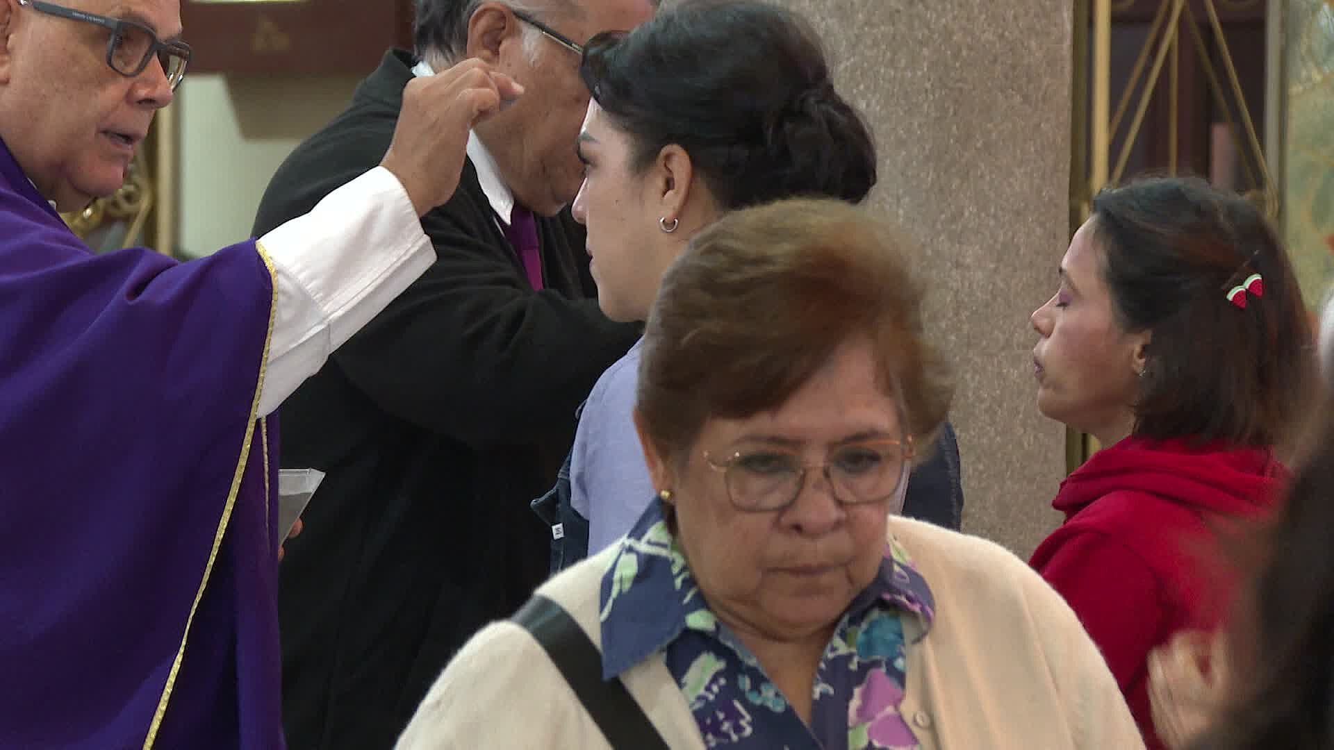 Fieles Acudieron a Recibir Ceniza en Guadalajara