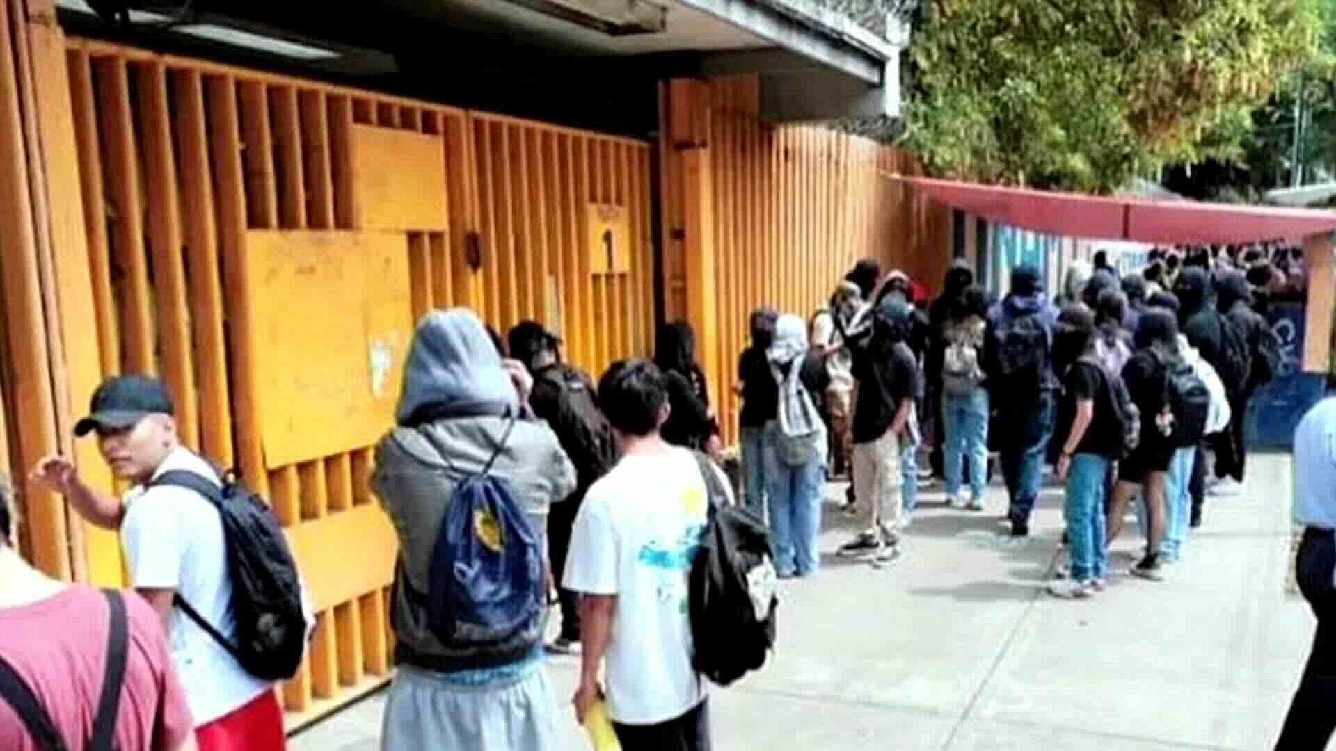 Presuntos Porros Toman Instalaciones del CCH Vallejo; No Dejan Salir a Estudiantes