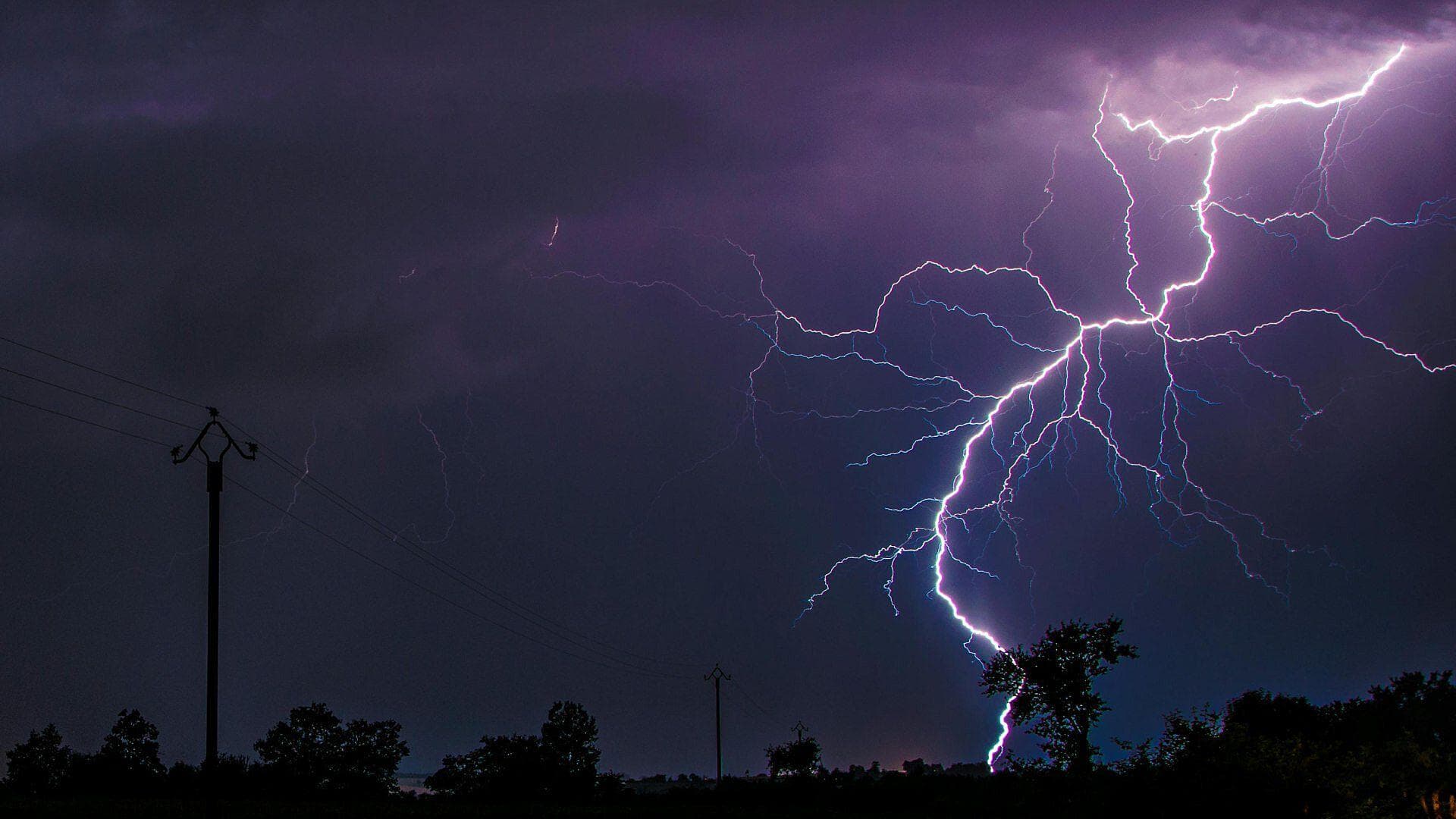 VIDEO: Tormenta Eléctrica Sacude Tepeji del Río con Lluvia Intensa y Ráfagas de Rayos
