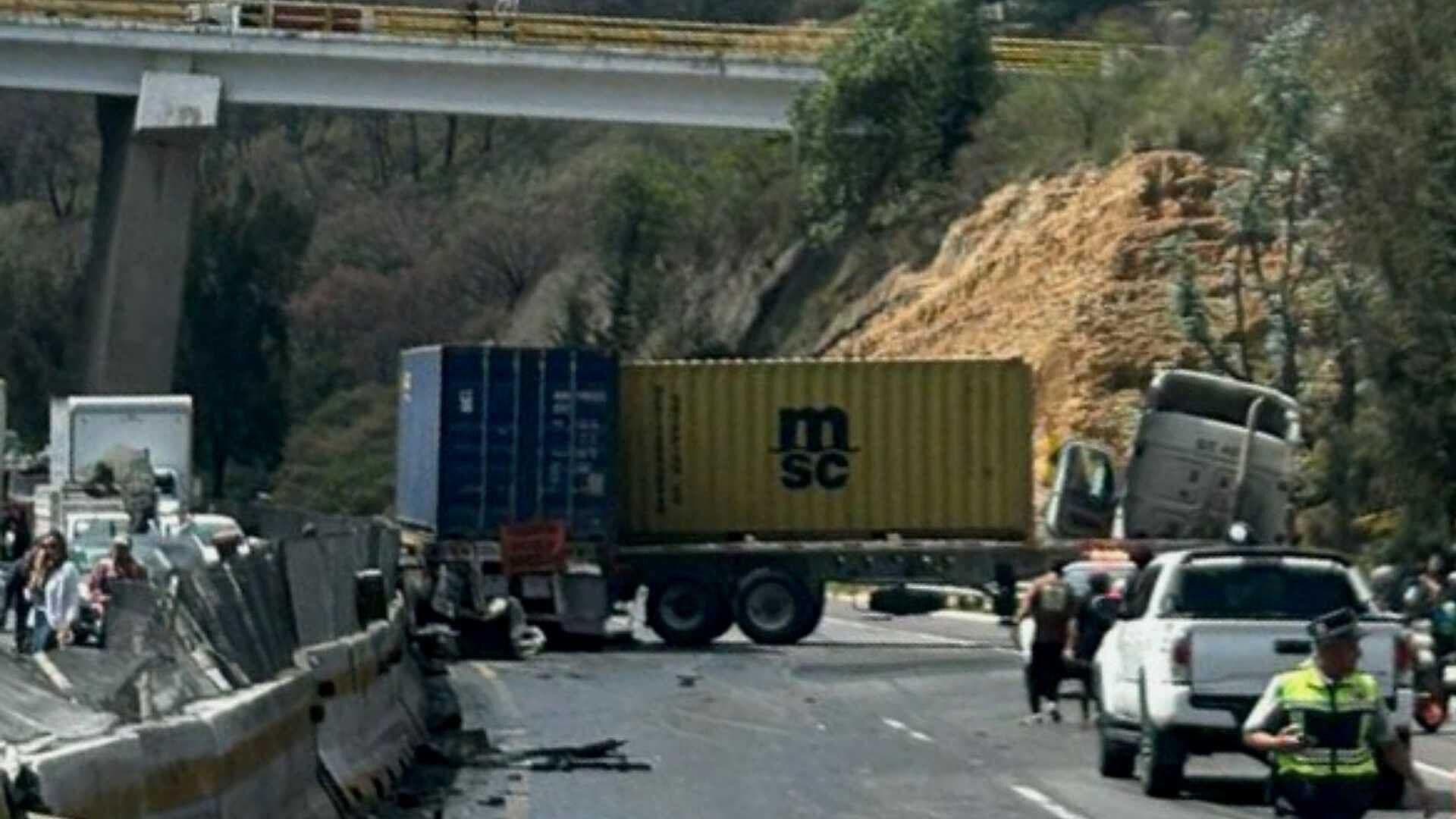 Accidente de Tráiler Provoca Fila Kilométrica en la Lechería-Chamapa, Edomex
