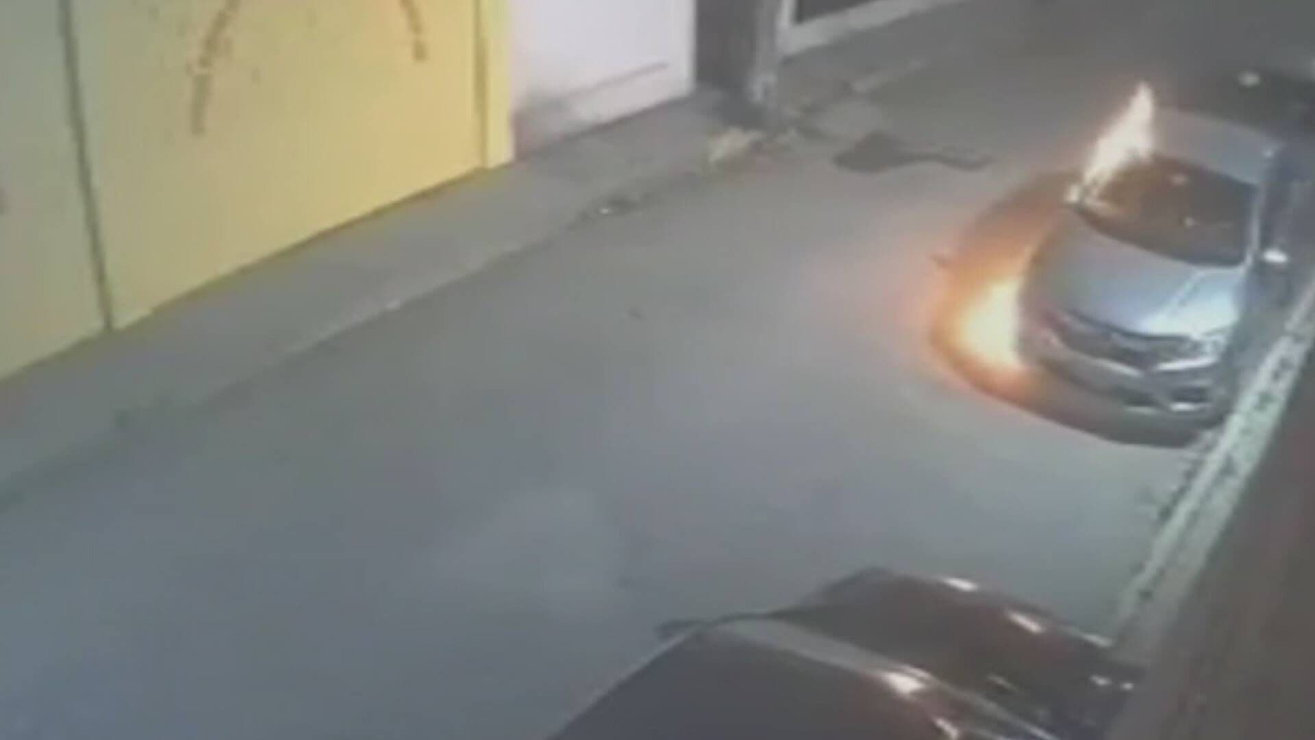 VIDEO: Sujetos Prenden Fuego a un Auto en Cuautitlán Izcalli, Edomex