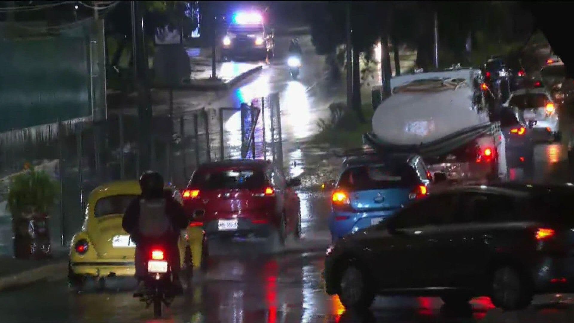 ¡Cambia la Ruta! Se Registra Gran Encharcamiento en Paseo del Pedregal y Periférico en CDMX