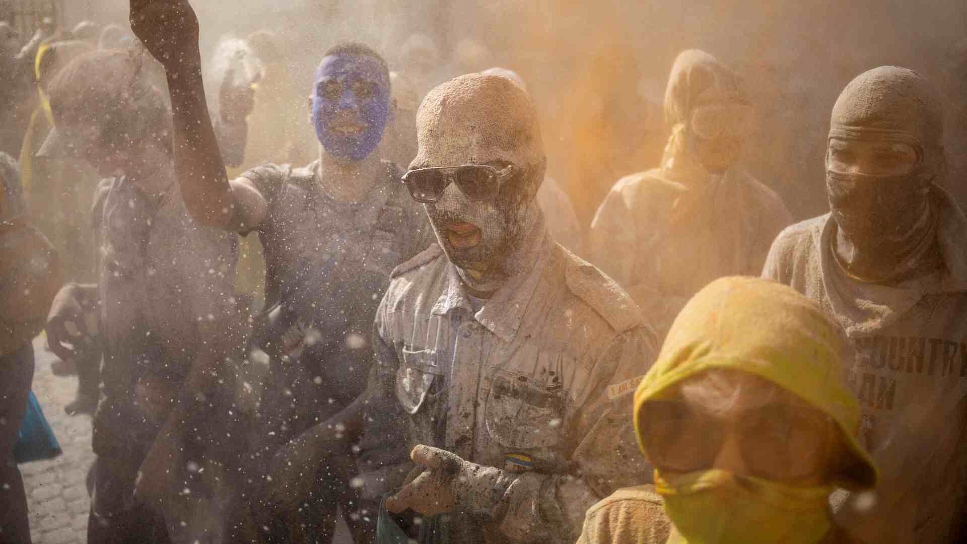 Guerra de Harina en Grecia; Así Transcurre Festividad que Marca Inicio de la Cuaresma
