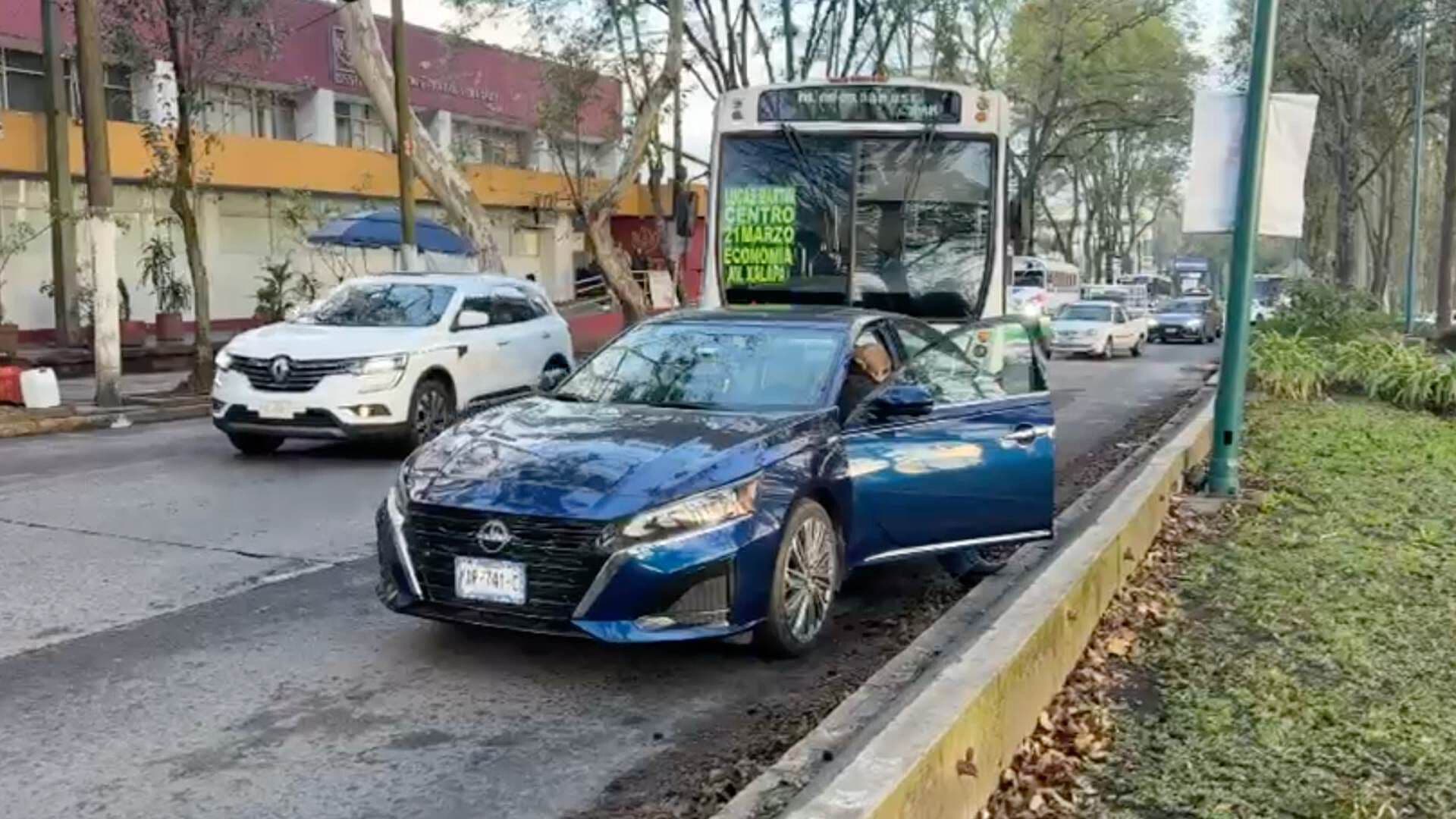 Choque en la Av. Xalapa entre Autobús y Auto Particular Causa Caos Vial en la Ciudad Capital