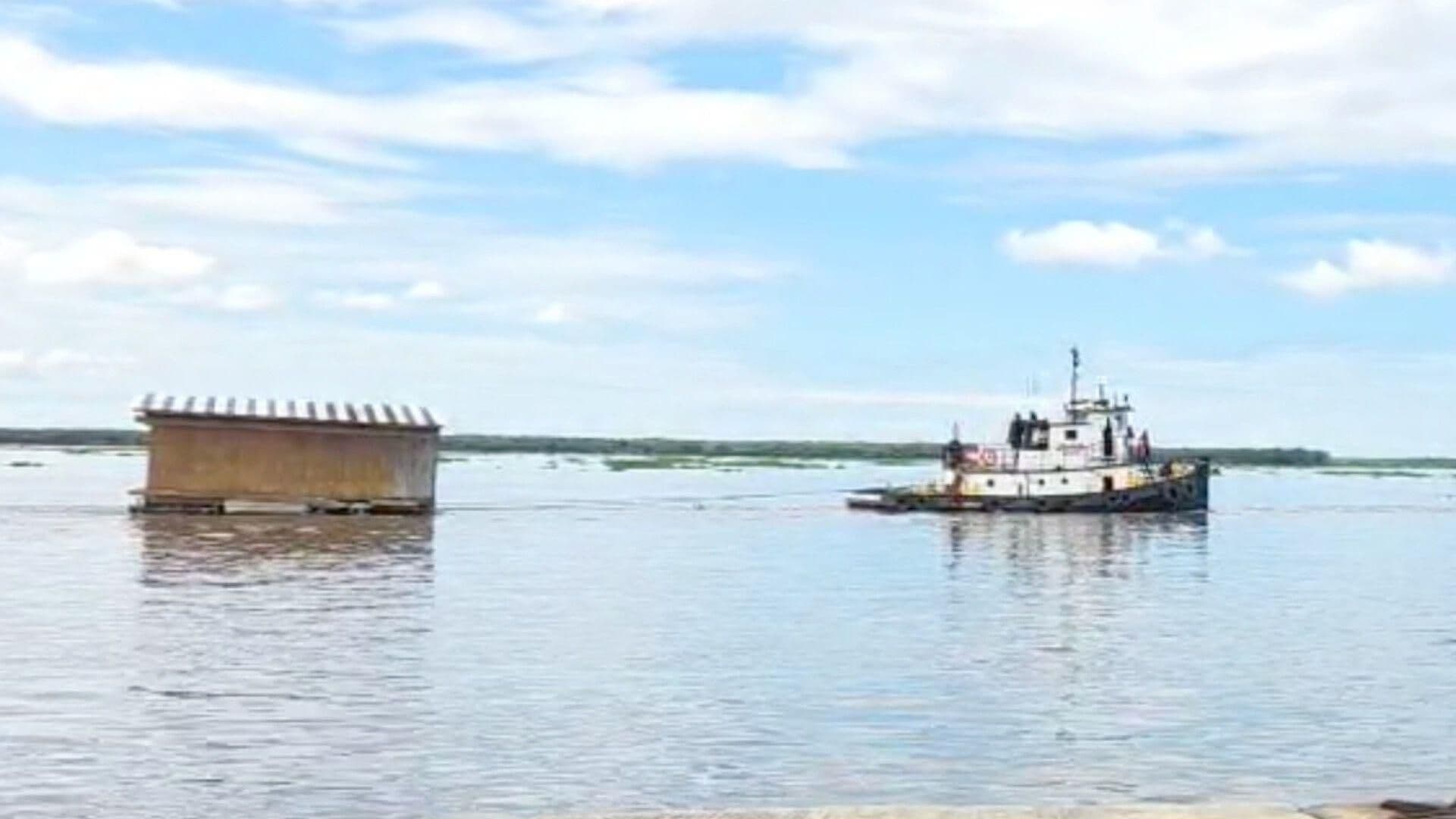 Resguardan Restaurante Flotante que Recaló en Alvarado tras Quedar a la Deriva en Papantla