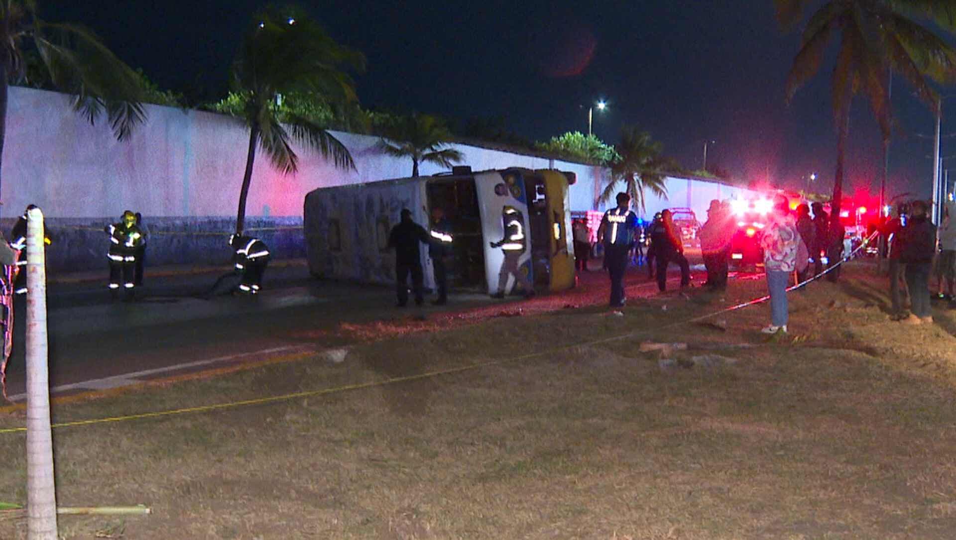 Continúan Hospitalizadas Tres Personas tras Volcadura de Camión de Pasajeros en Veracruz