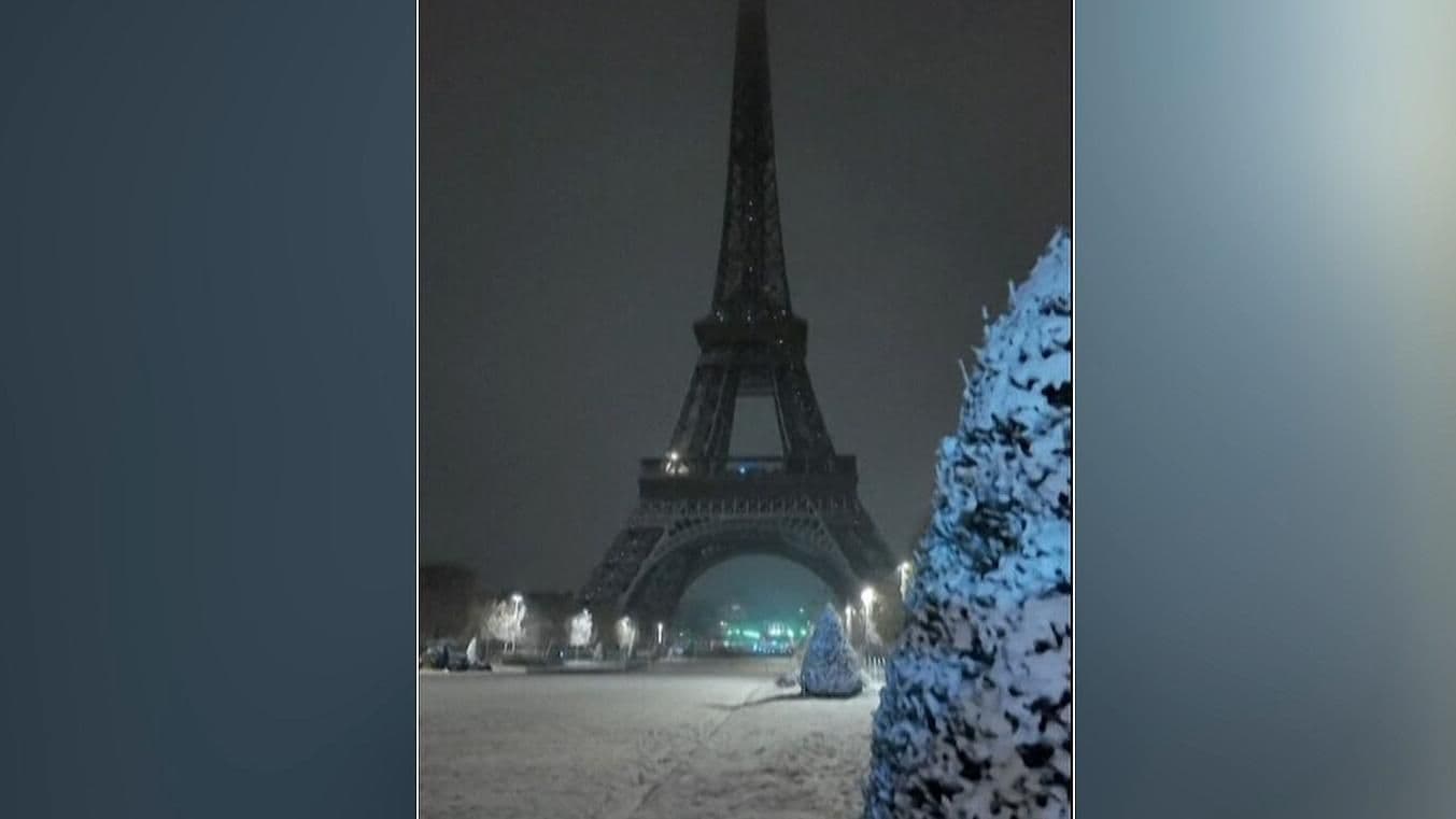 París se Viste de Blanco: La Torre Eiffel Bajo la Nieve