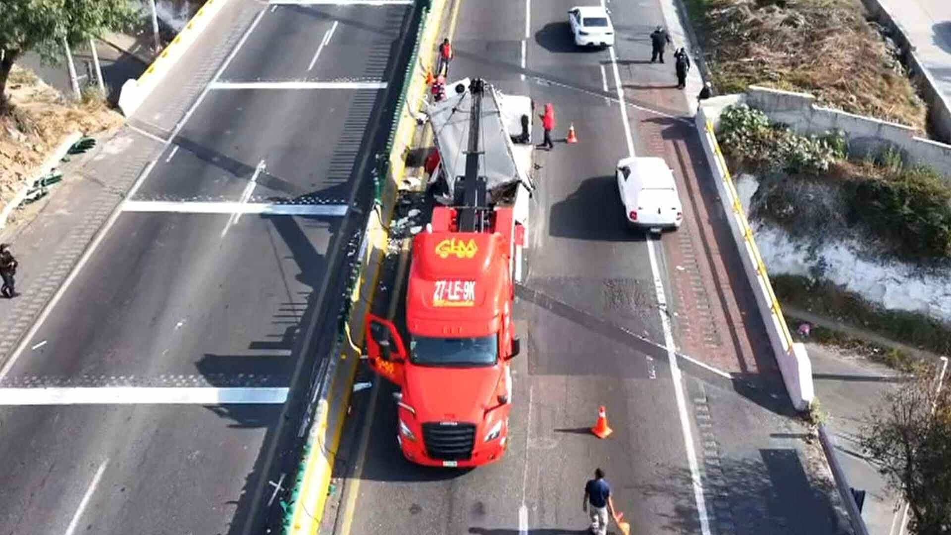 Tráiler Cargado con Juguetes y Chocolates Vuelca en la Chamapa-Lechería; Hay Afectación Vial