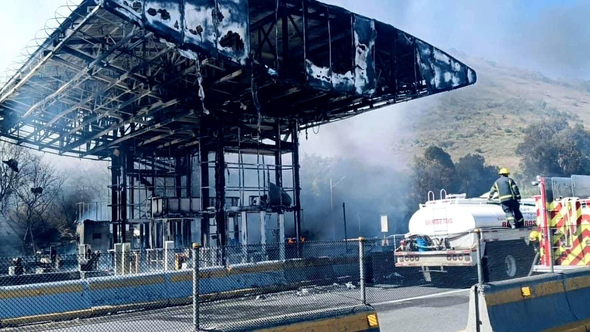 Vuelca y Explota Pipa de Pemex en la Chamapa-Lechería, Su Conductor Muere