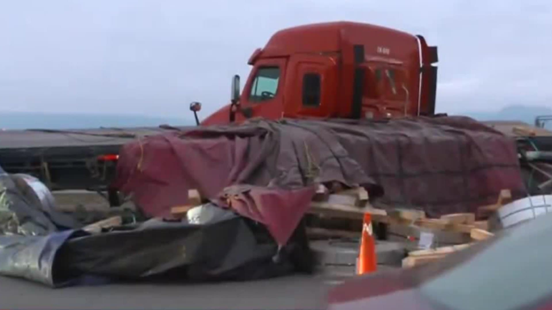 Caos Vial en la Carretera a Laredo en Apodaca, NL; Tráiler Pierde el Control y Tira Carga