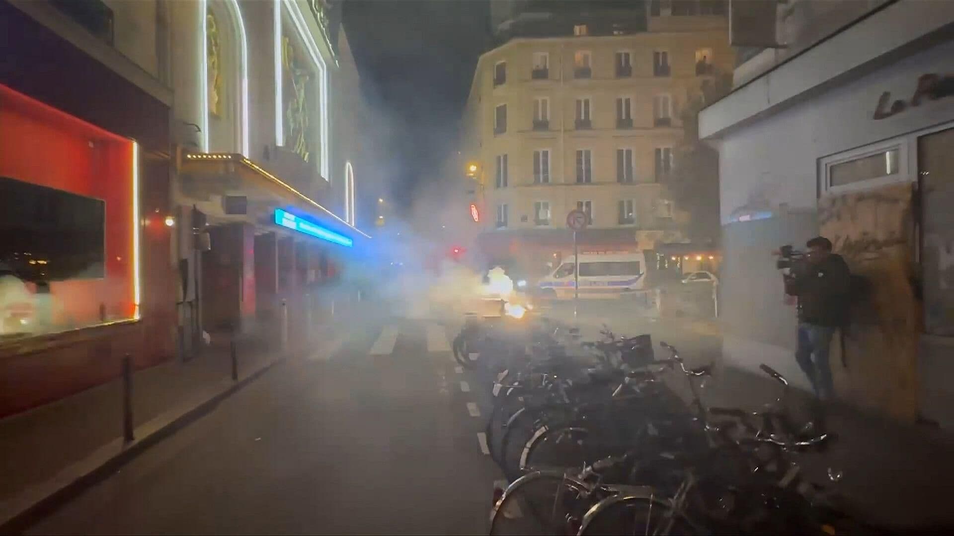 Disturbios en Protesta Frente al Teatro Folie Berger en París