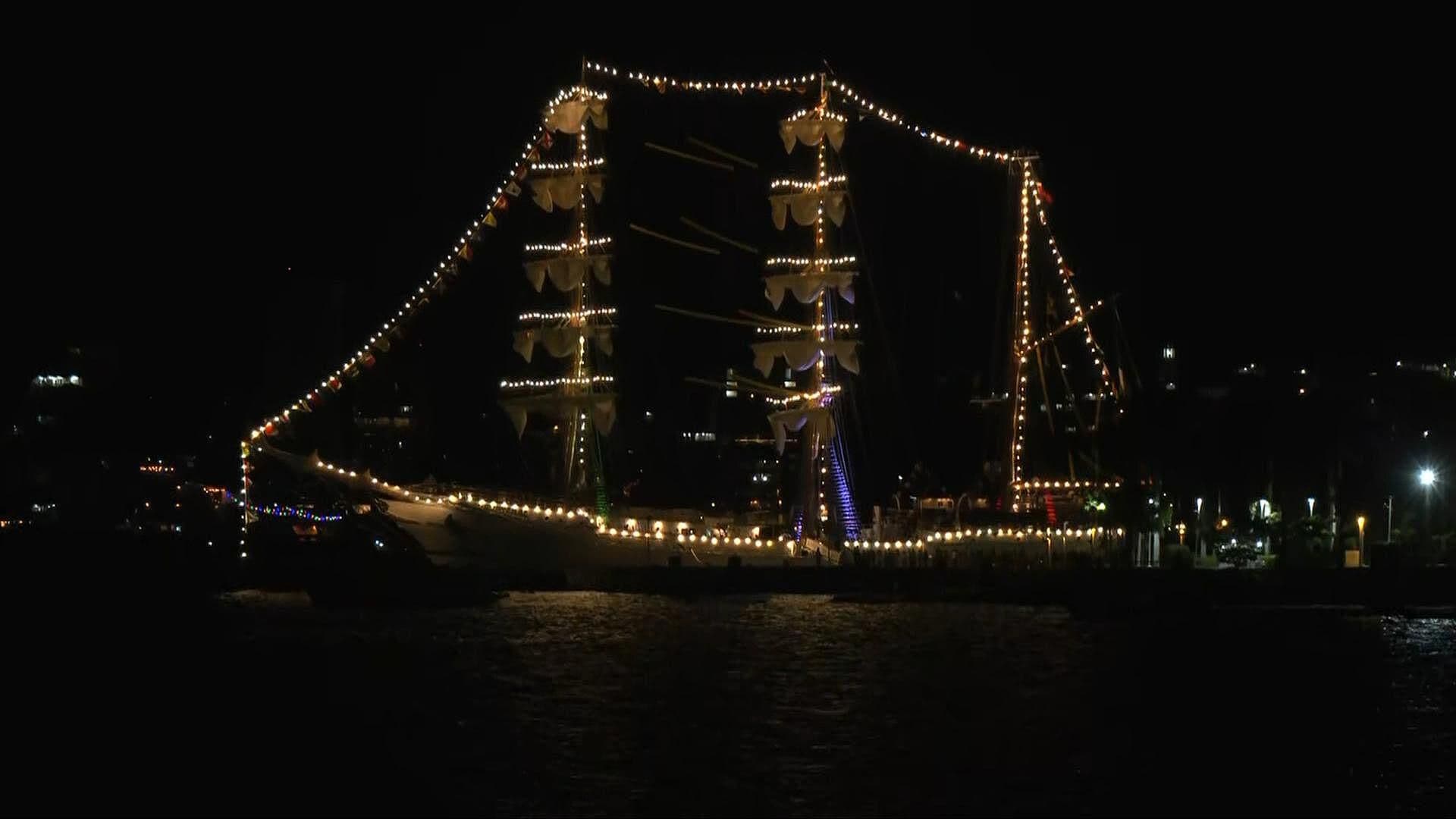 Así Luce el Buque Escuela Cuauhtémoc a la Espera del Fin de Año en Acapulco, Guerrero