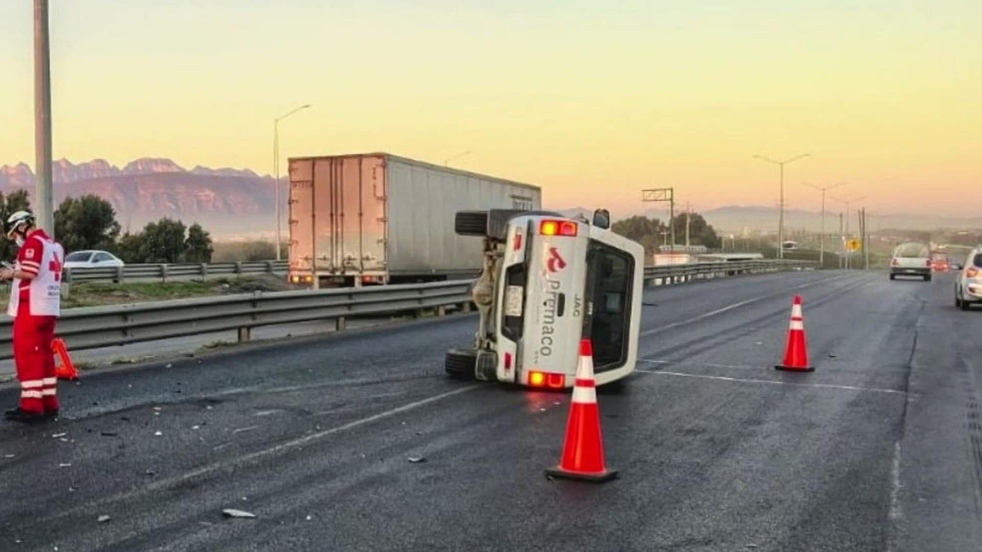 Deja 3 Heridos Choque Volcadura en Anillo Periferico en Apodaca