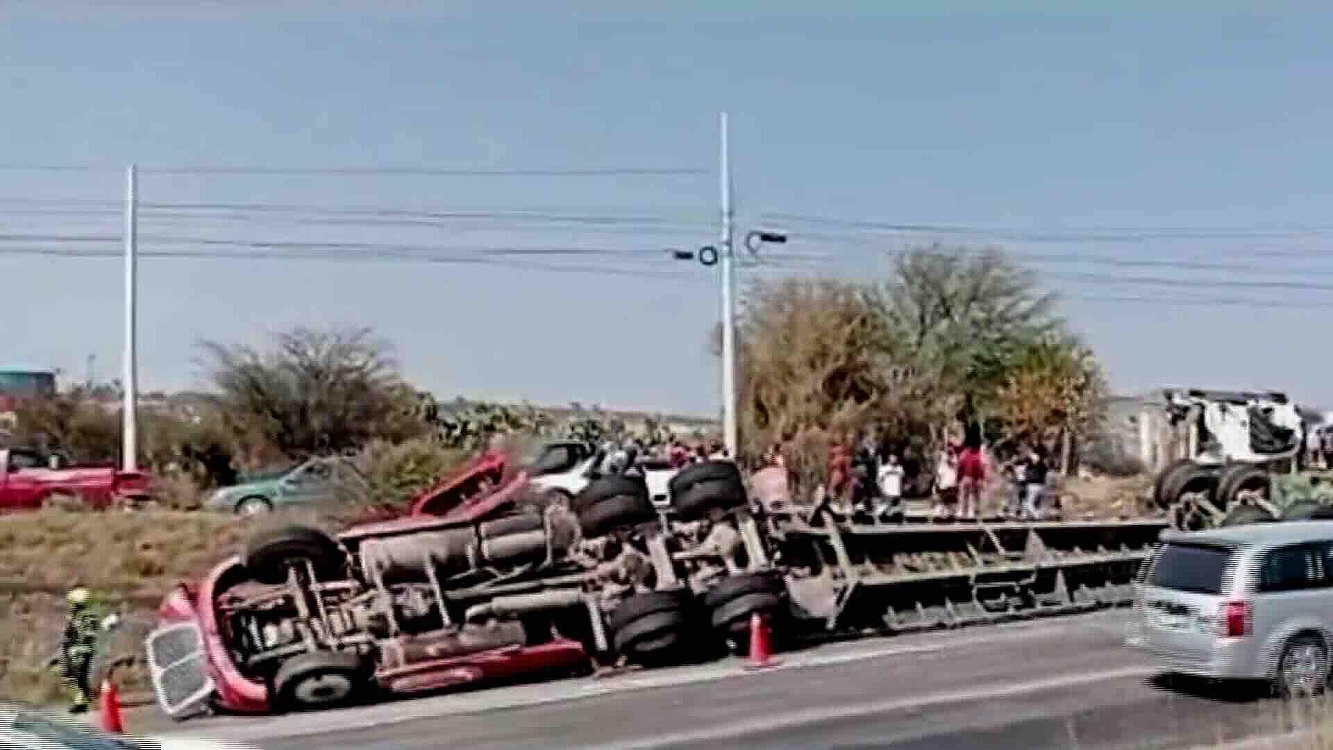Tráiler Volcó en Carretera Palmillas-Pachuca en San Juan del Río, Querétaro