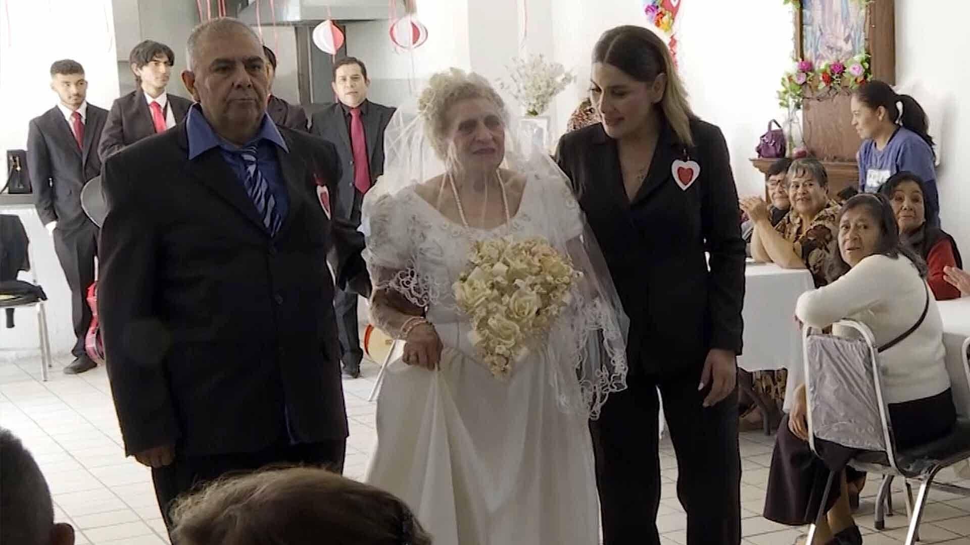 Pareja Celebra 65 Años de Matrimonio con Boda Simbólica en Casa de Día del Abuelo en Lerdo