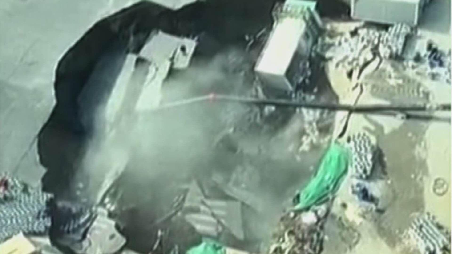 Enorme Socavón se Abre en Shangái, China; Captan Momento Exacto en Video