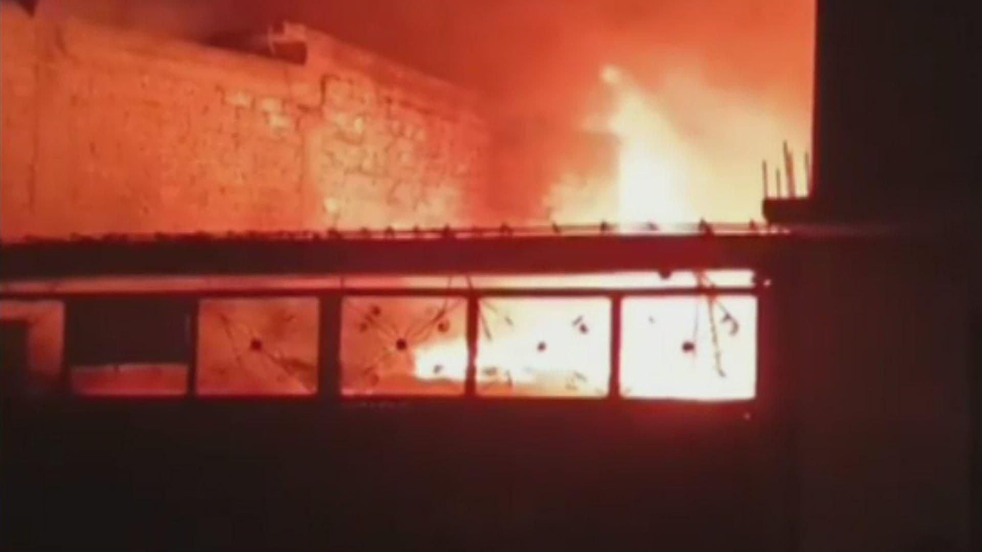 Rescatan a Perrito Atrapado de Fuerte Incendio en Villa de Etla, Oaxaca