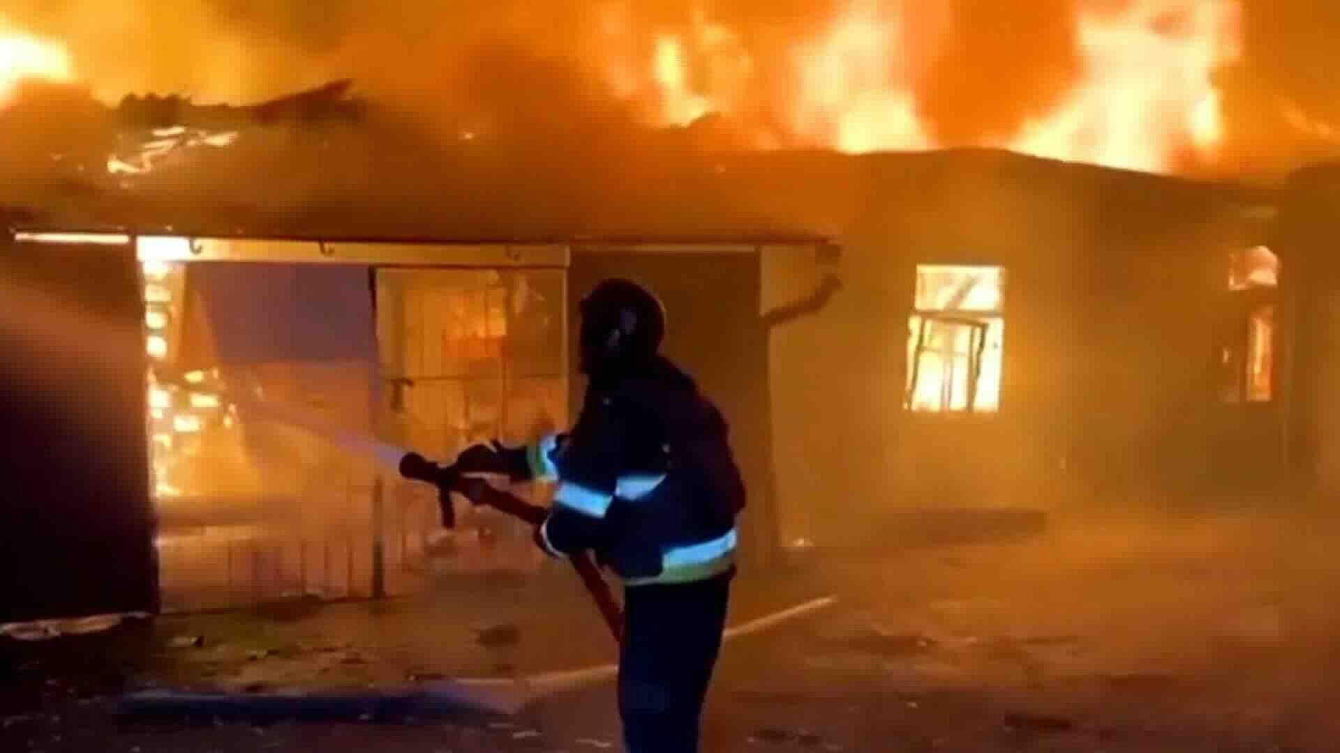 Jersón, Ucrania: Bombardeo Ruso Dejó 8 Mujeres Lesionadas y Provocó Incendio en Vivienda