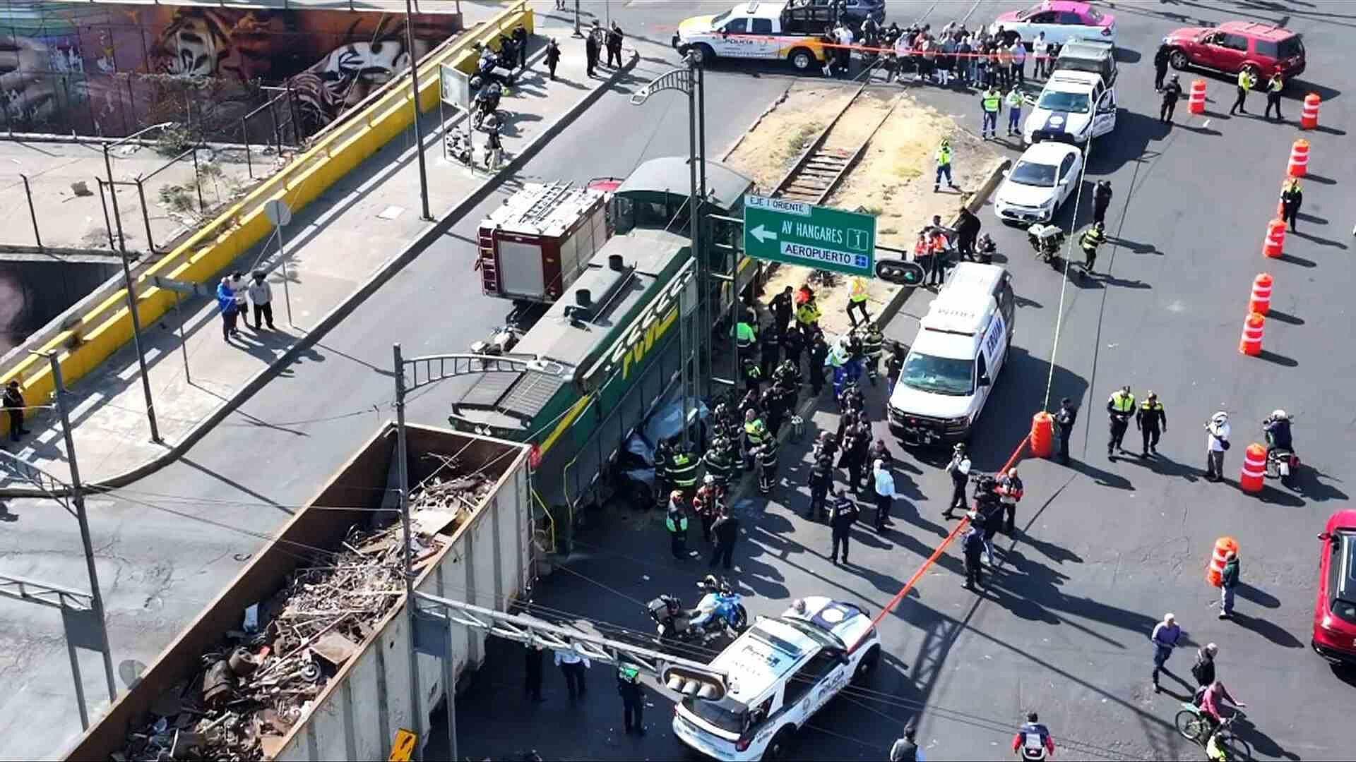 Conductor Quedó Prensado en su Coche tras Ser Embestido por Tren en la Gustavo A. Madero