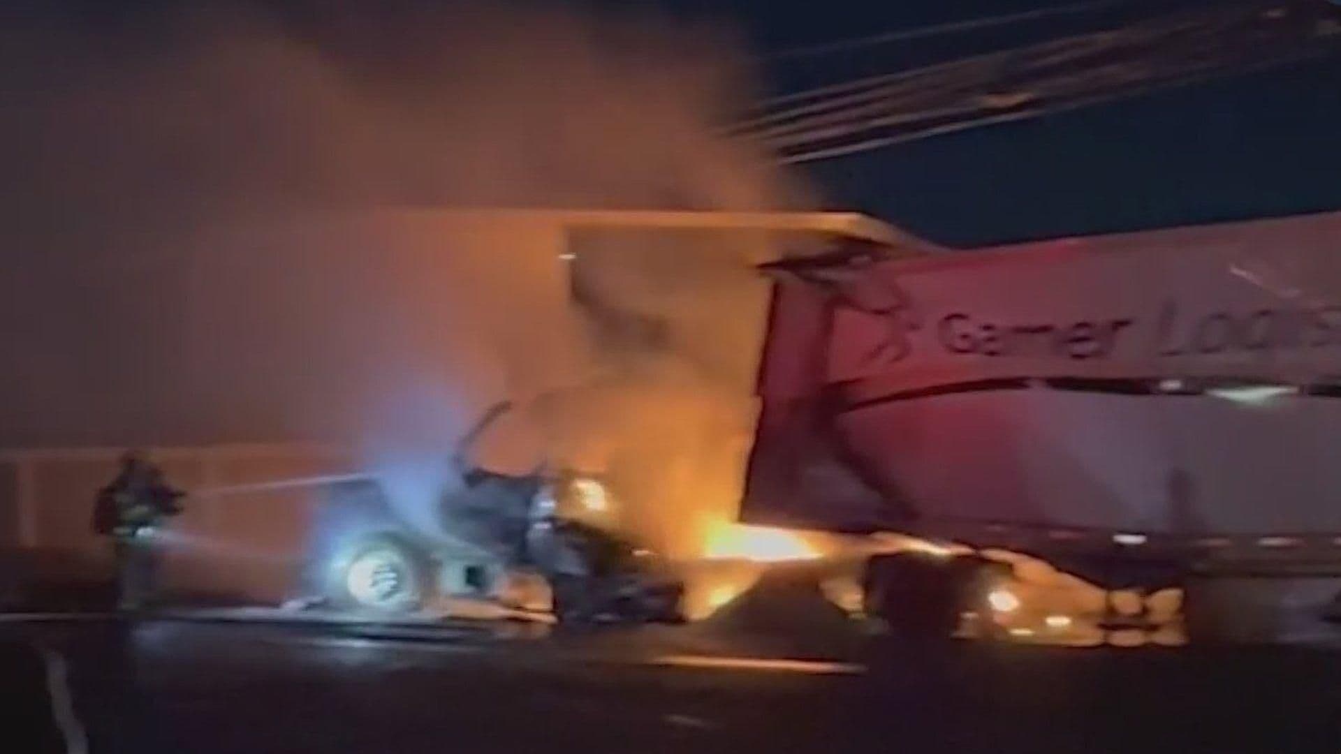 Consume Incendio a Tráiler en Carretera a Laredo