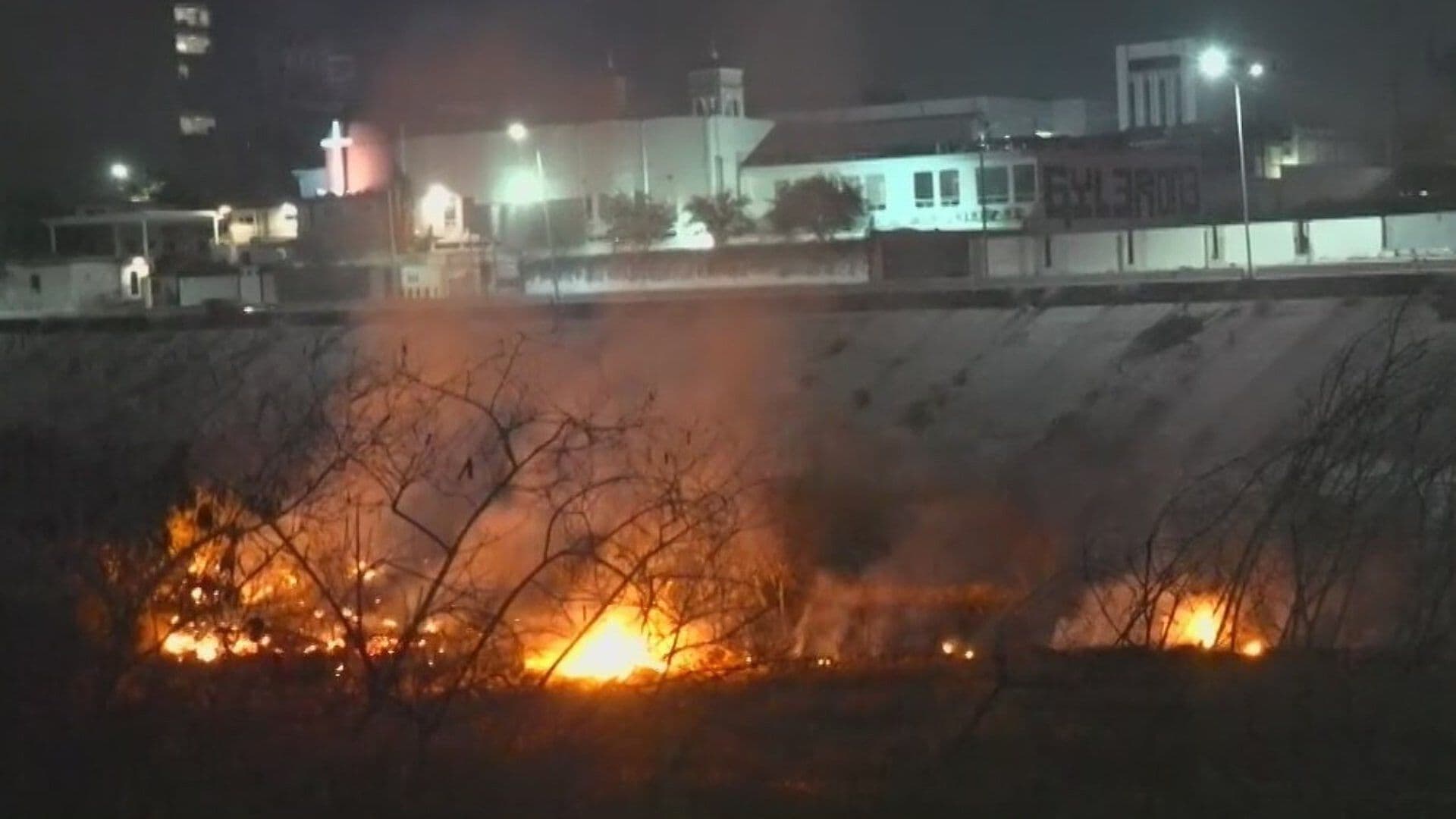 Arde Lecho del Río Santa Catarina en Puente Gonzalitos en Colonia del Carmen