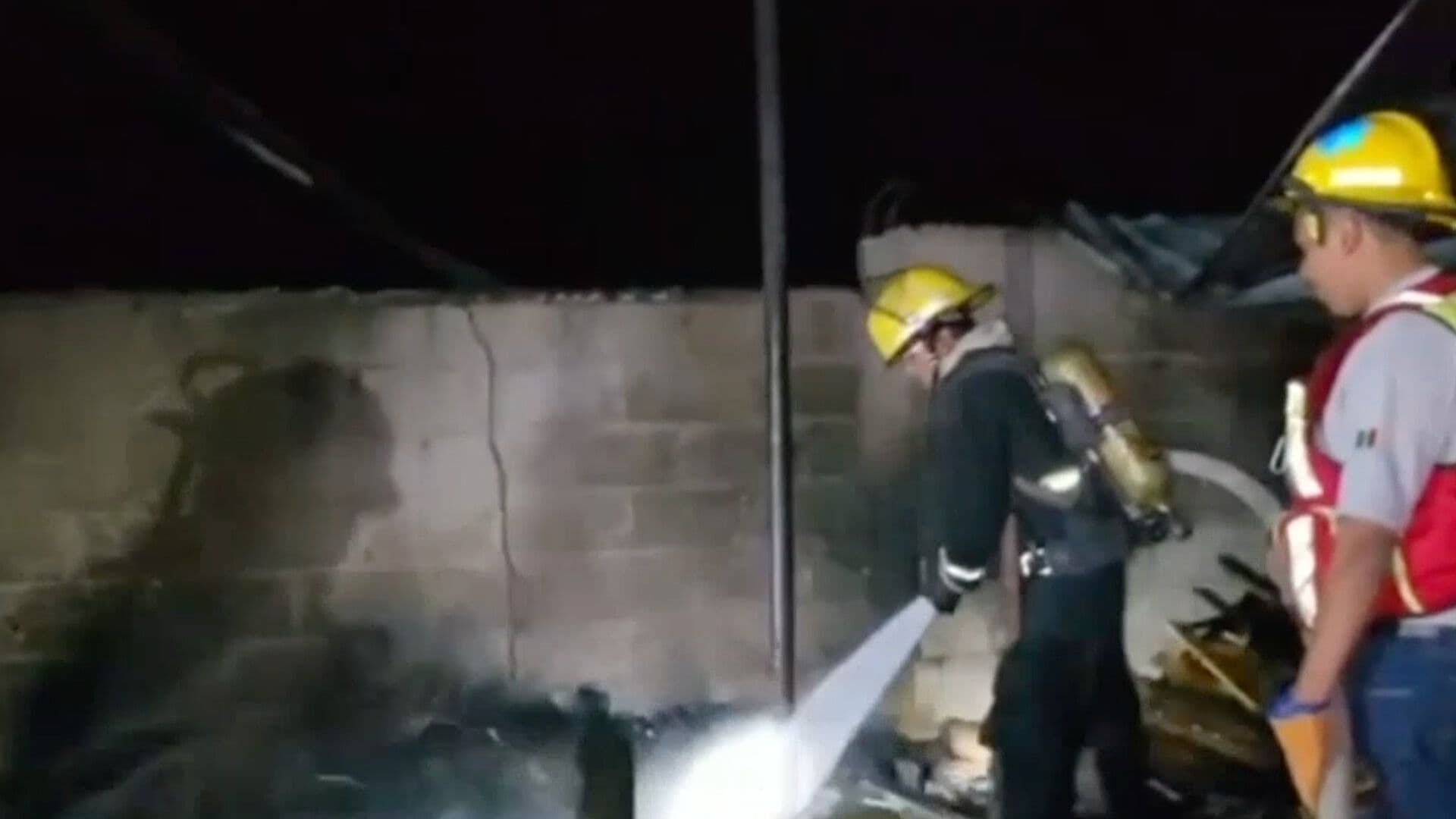 Incendio Reduce a Cenizas una Bodega en Fortín; Hubo Nueve Personas Intoxicadas