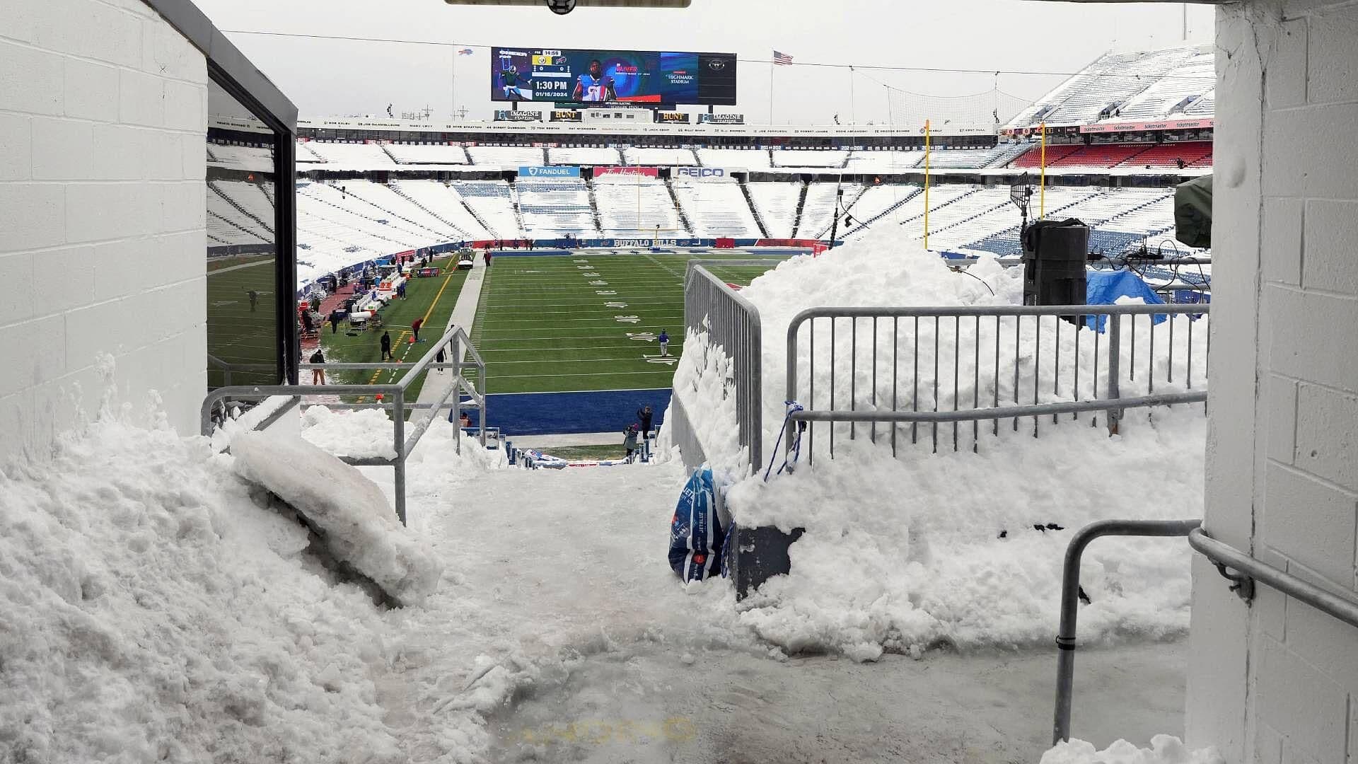 Aficionados de Los Acereros de Pittsburgh Buscan su Lugar en Estadio Highmark Entre la Nieve