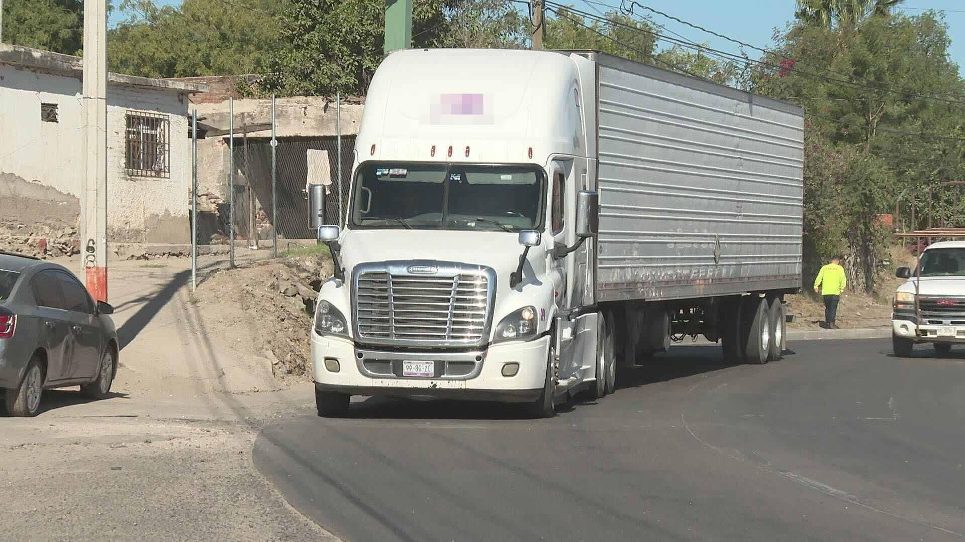 Vecinos Señalan Riesgo de Accidentes por Paso de Tráileres en Colonia El Ranchito