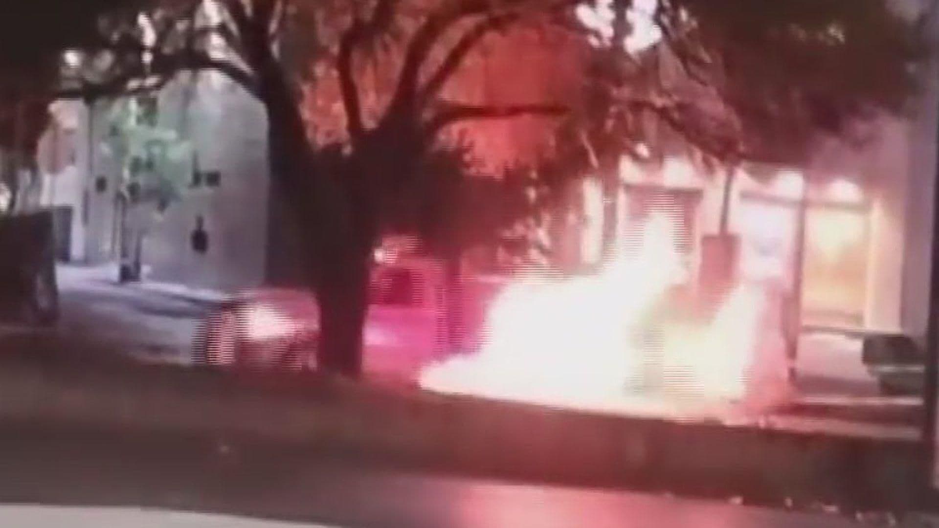 Incendio en Alcantarillas de Av. Pablo Livas y Eloy Cavazos