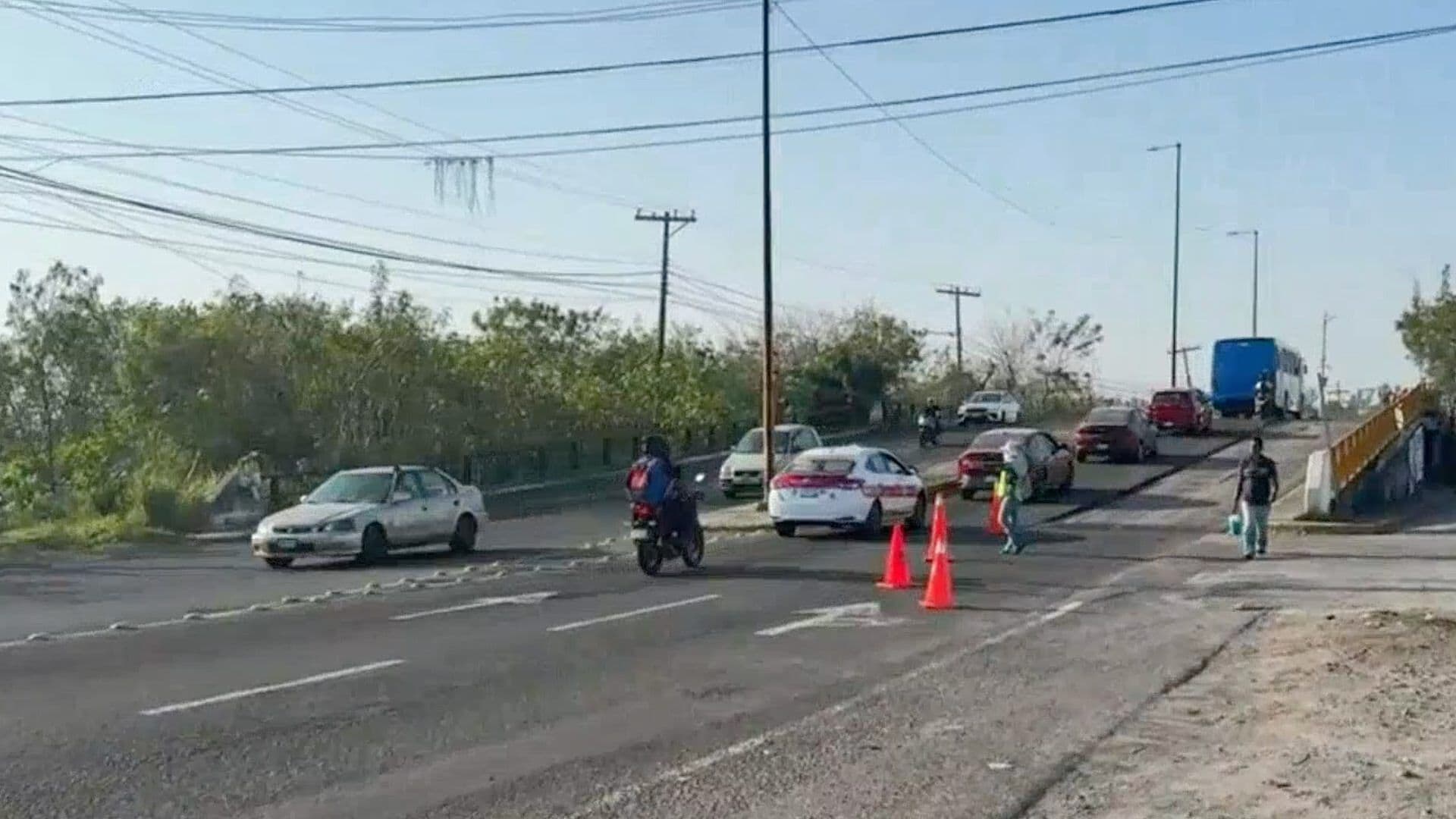 Obra Genera Reducción de Carril y Tráfico Lento en la Carretera Veracruz-Medellín
