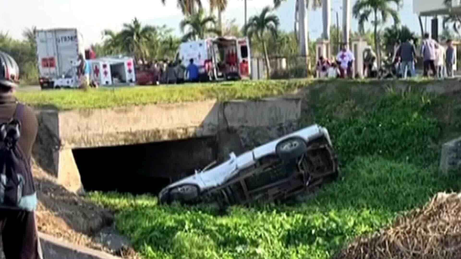 Choque entre Camionetas Deja Once Lesionados en la Carretera Tecomán-Cerro de Ortega