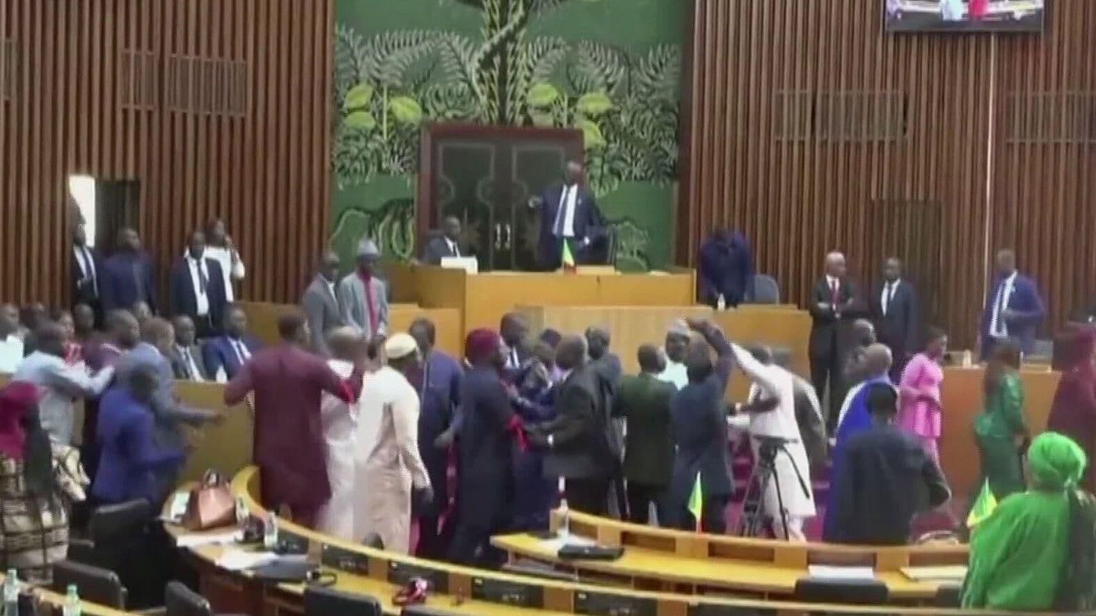 Se Desata Riña en el Parlamento de Senegal