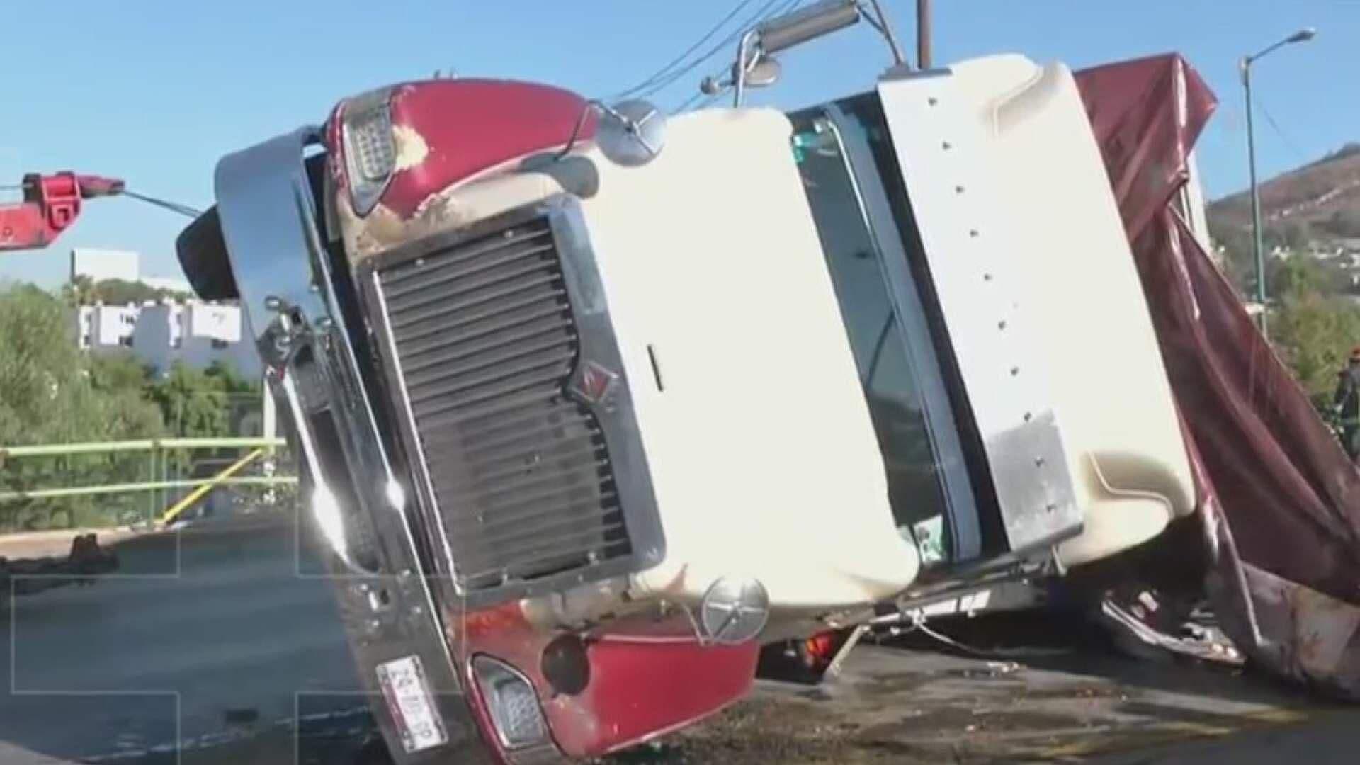 Vuelca Tráiler Cargado con  Huevo en la vía Jesús Reyes Heroles; Se Desata la Rapiña